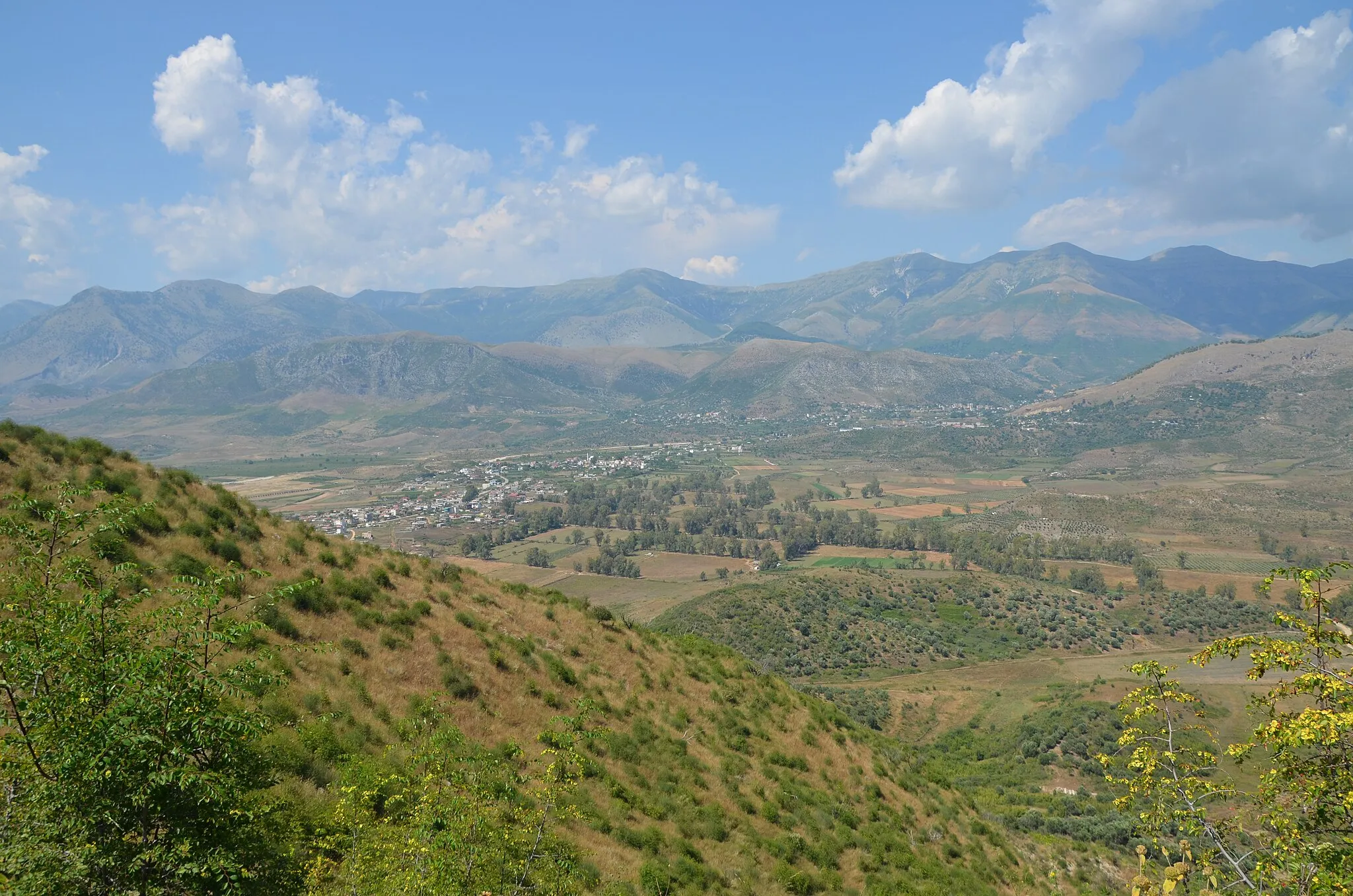 Photo showing: Albanian landscape seen from Phoinike hill in direction of the city of Delvina