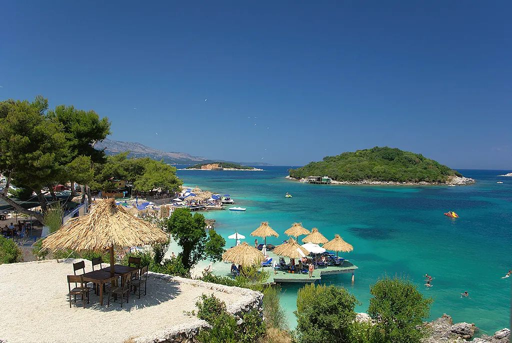 Photo showing: tourists in ksamil