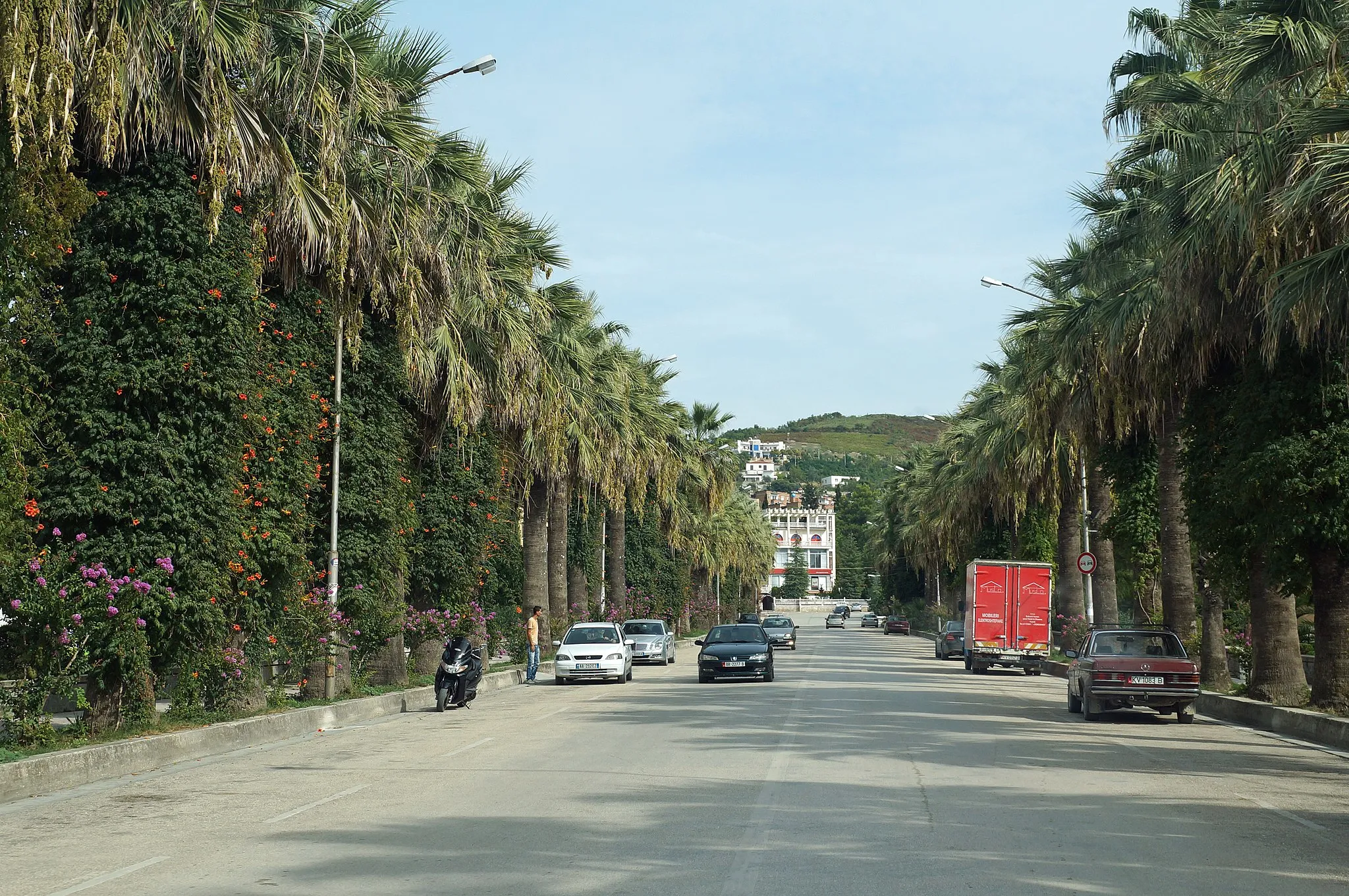 Photo showing: Boulevard leading to the main square in downtown Kuçovë, Albania