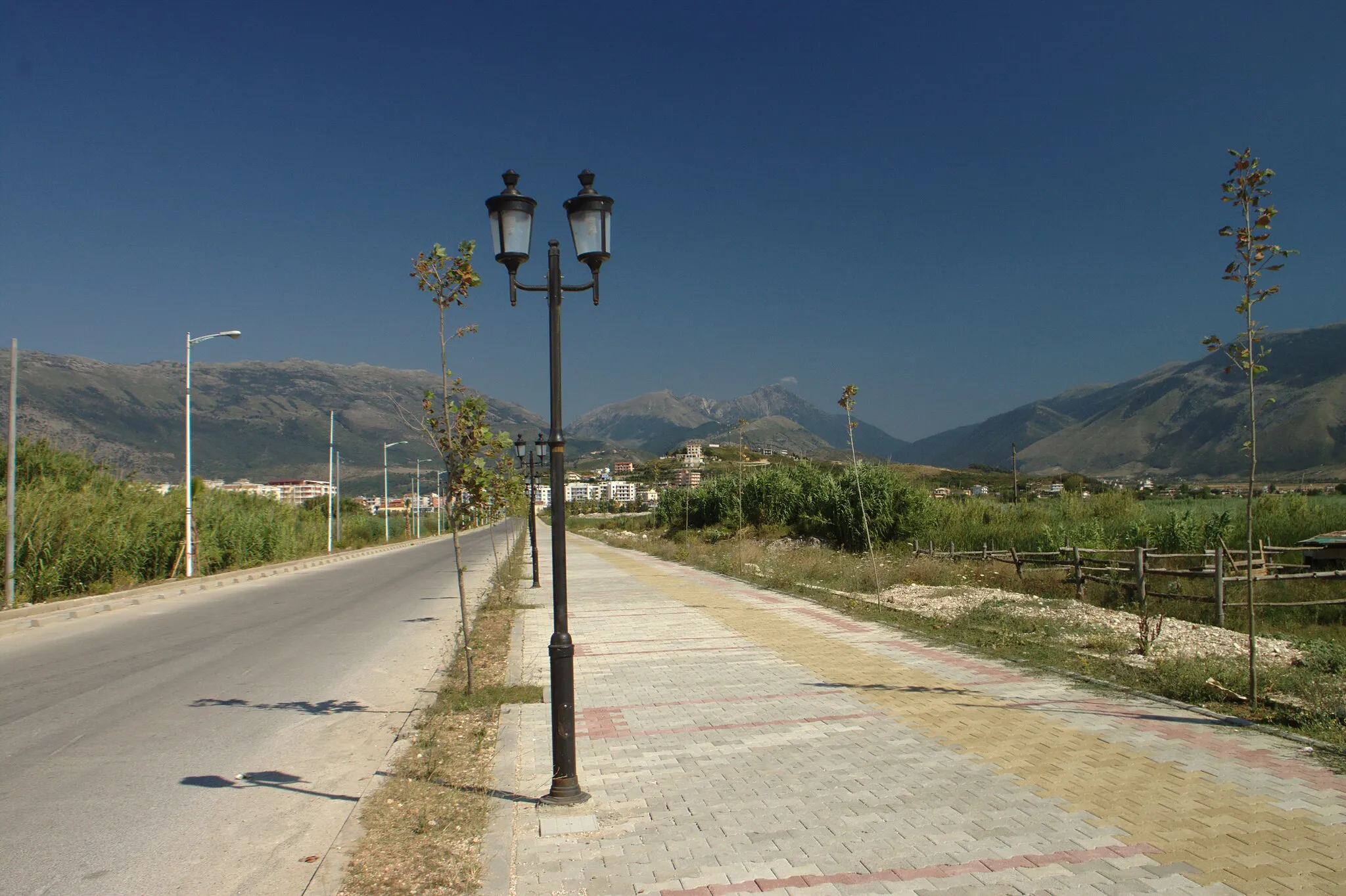 Photo showing: A path from the town of Orikum to the beach, Albania