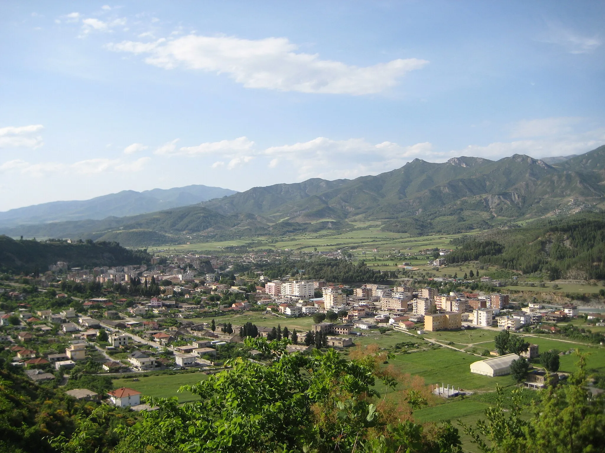 Photo showing: View of the city of Permet, looking northeast from the village of Leuse