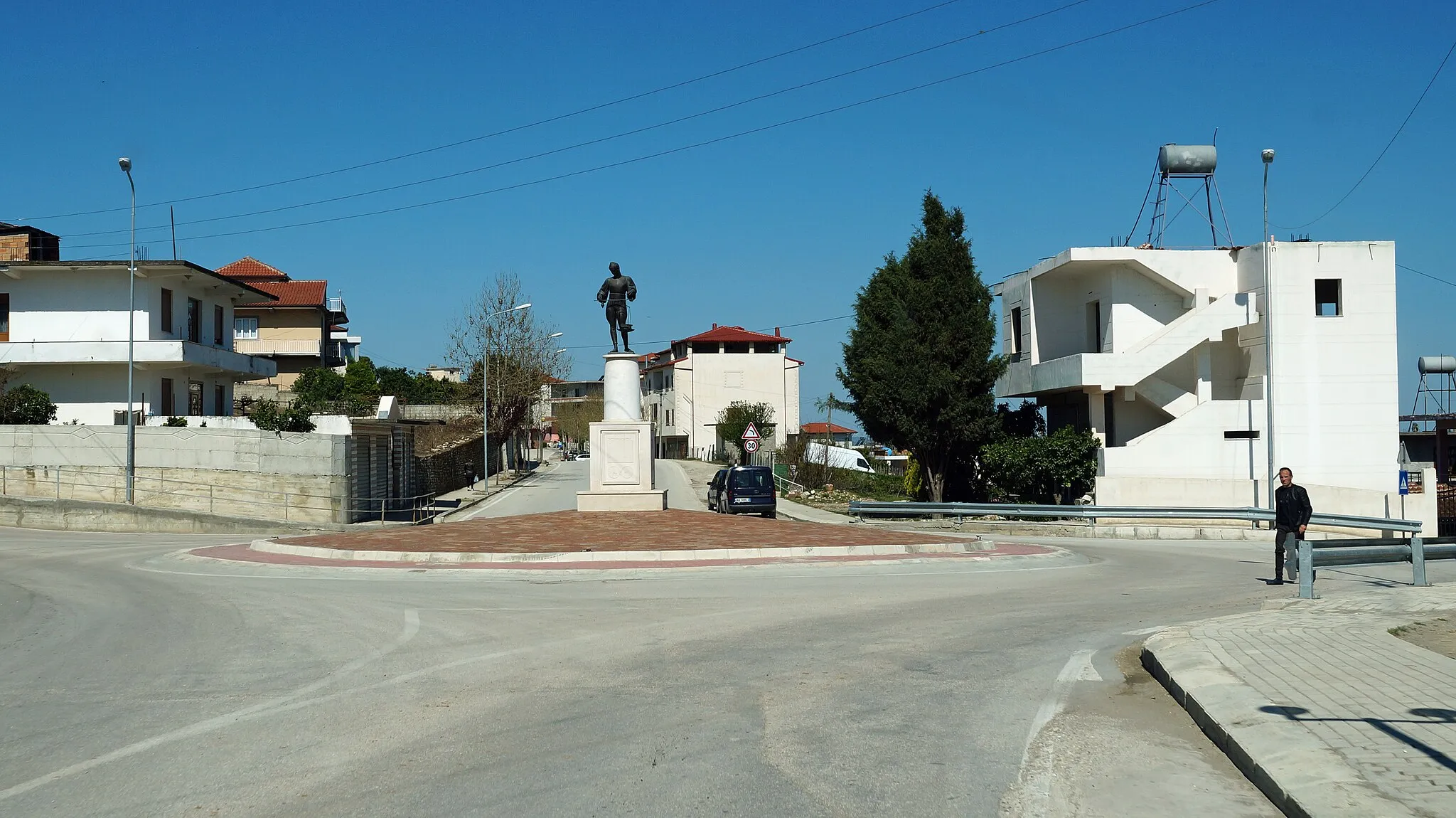 Photo showing: A monument on the Eastern entrance to the town of Roskovec, Albania