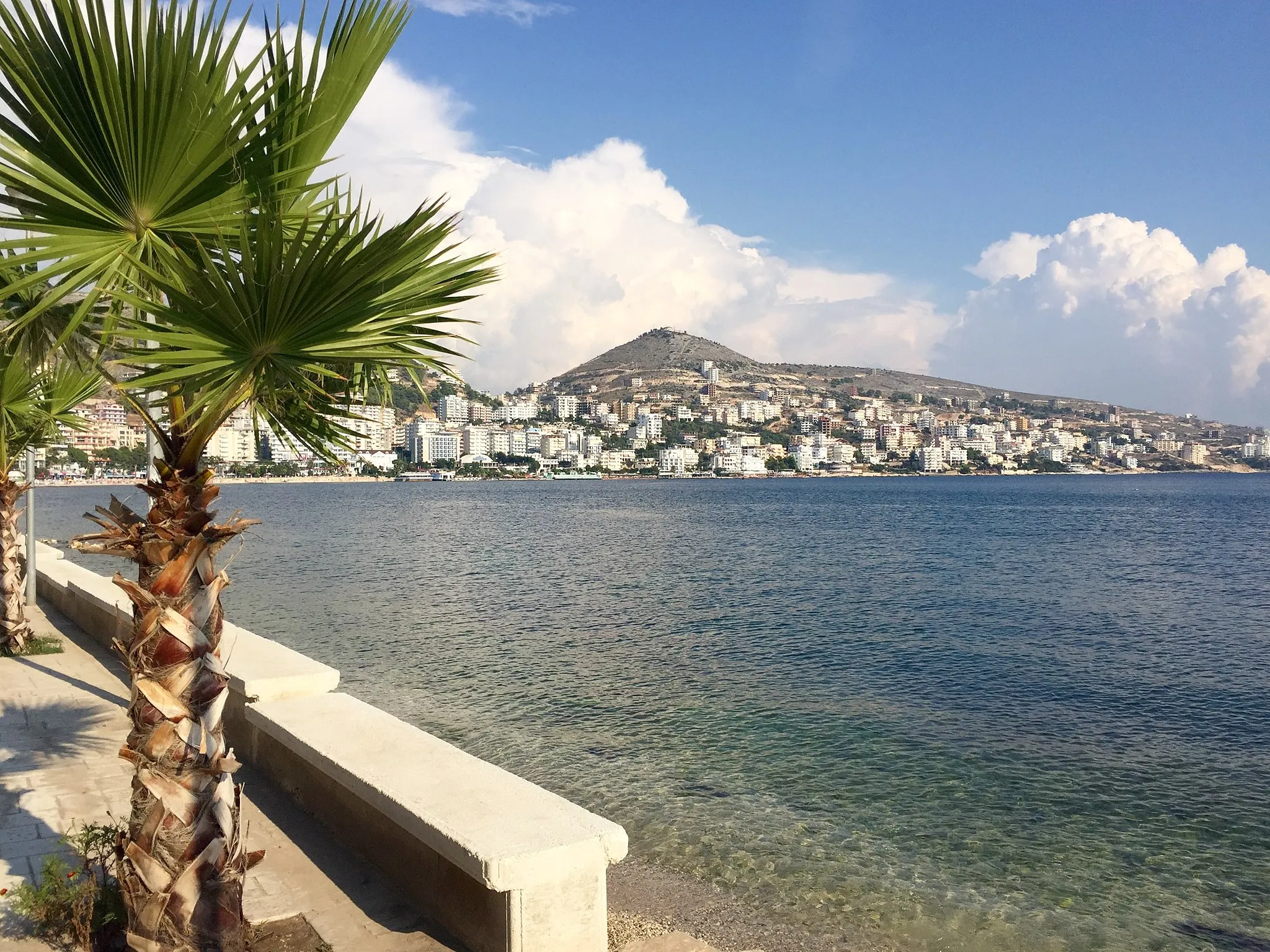 Photo showing: The coastline of Saranda!