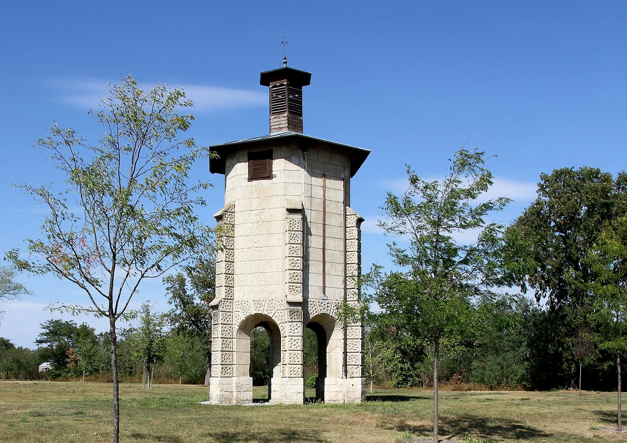 Photo showing: Wasserturm mit Glockentürmchen der Domaine Albrechtsfeld in der burgenländischen Gemeinde Andau.