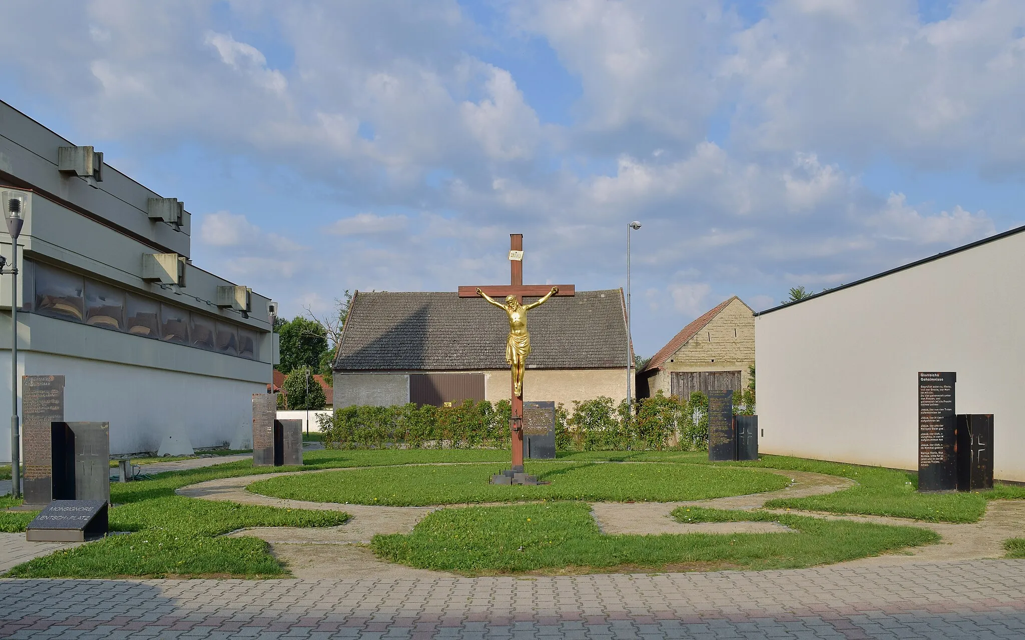 Photo showing: Monsignore-Lentsch-Platz in Apetlon neben der Pfarrkirche