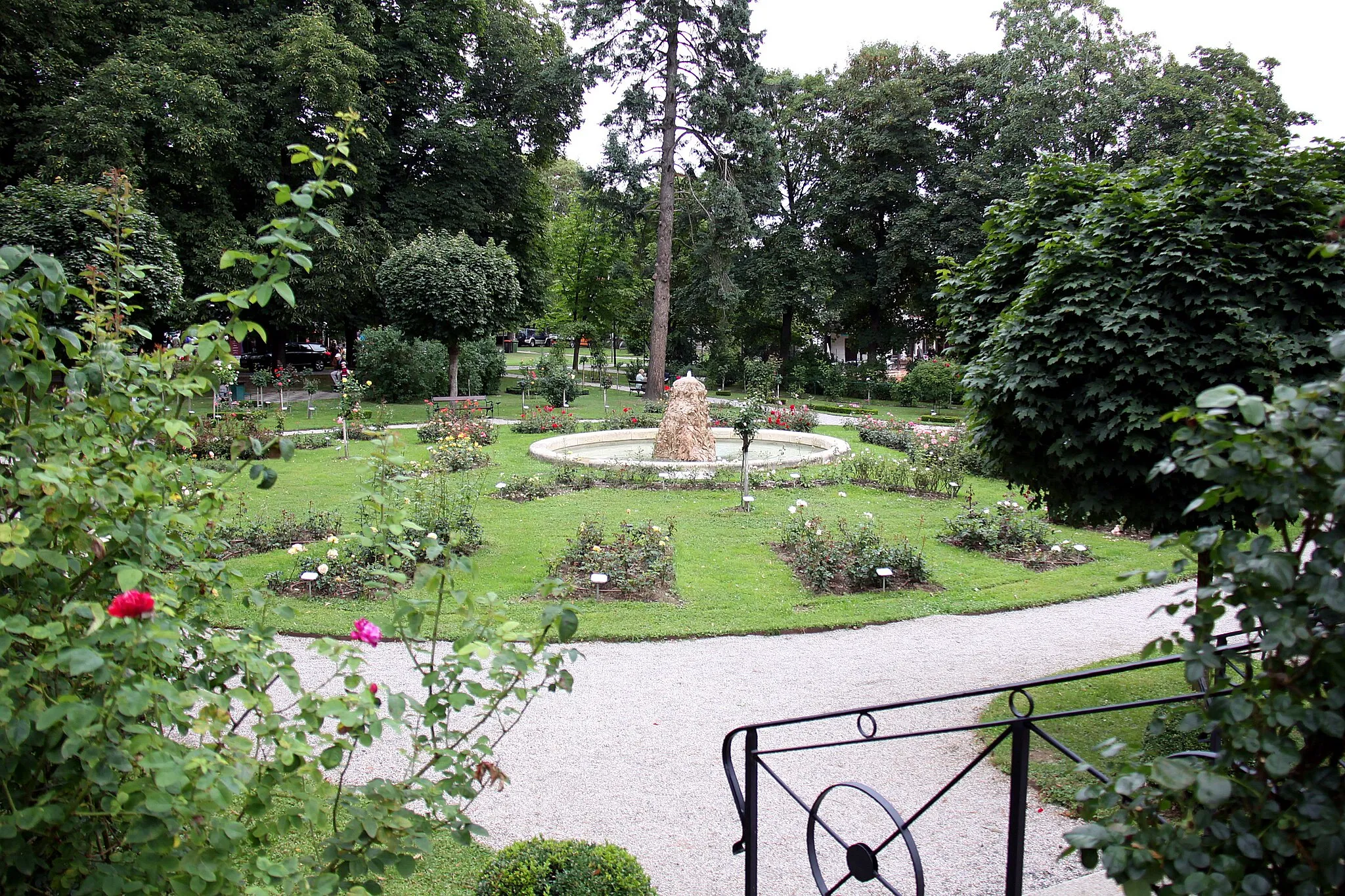 Photo showing: Rosarium in Bad Sauerbrunn.