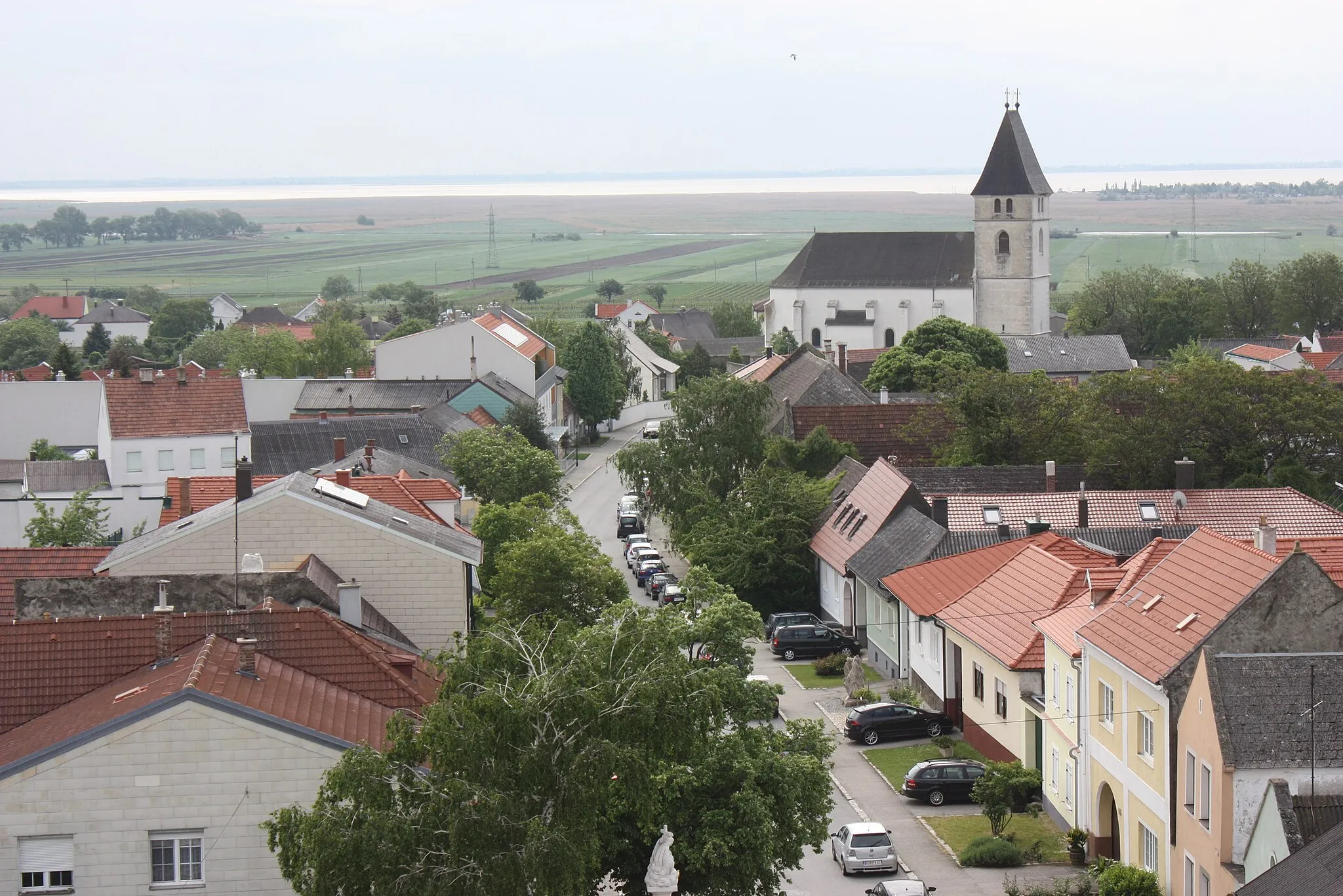 Photo showing: Breitenbrunn (Burgenland), view from the fortified tower to the parish church