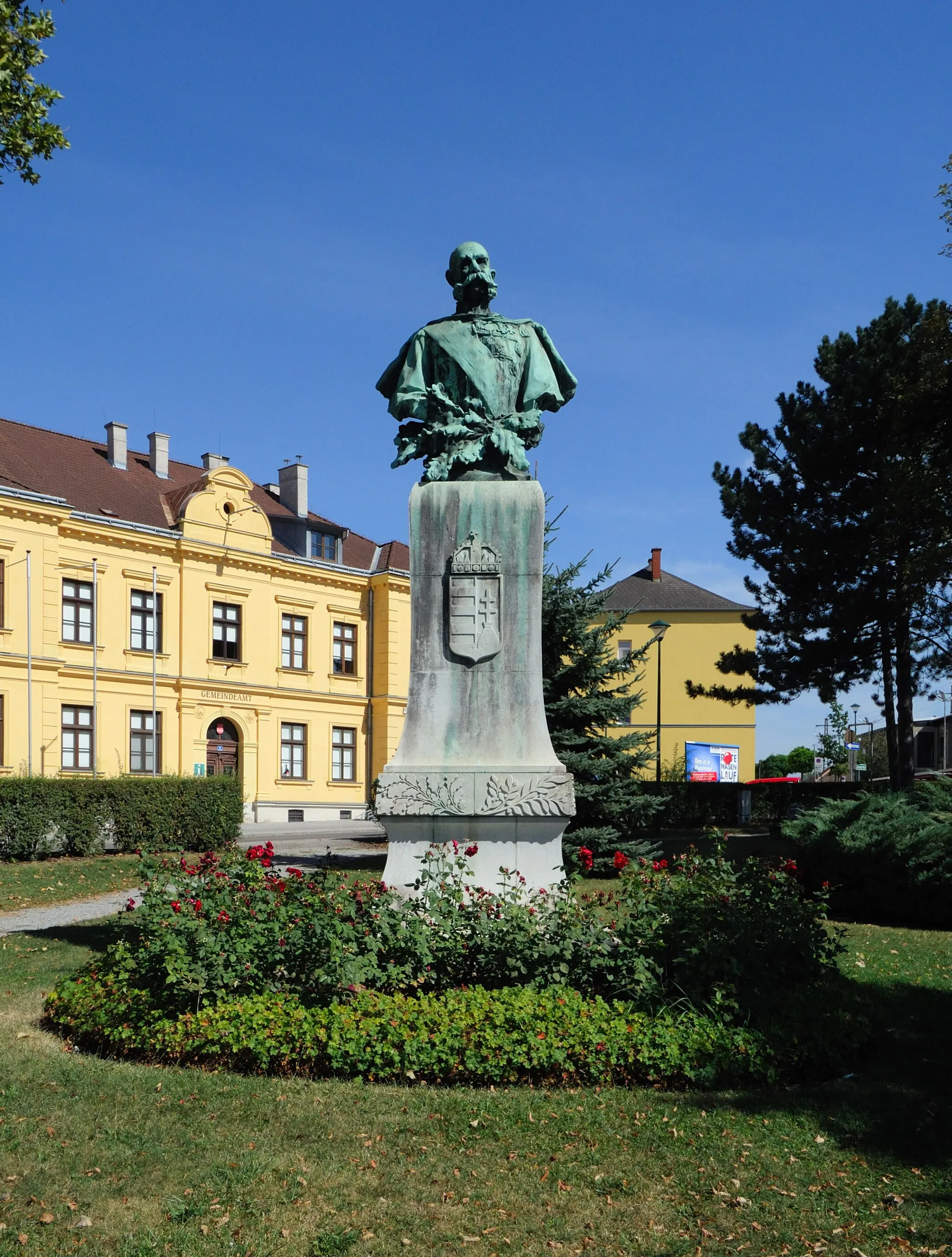 Photo showing: Emperor Franz Josef I monument in Bruckneudorf, Burgenland, Austria