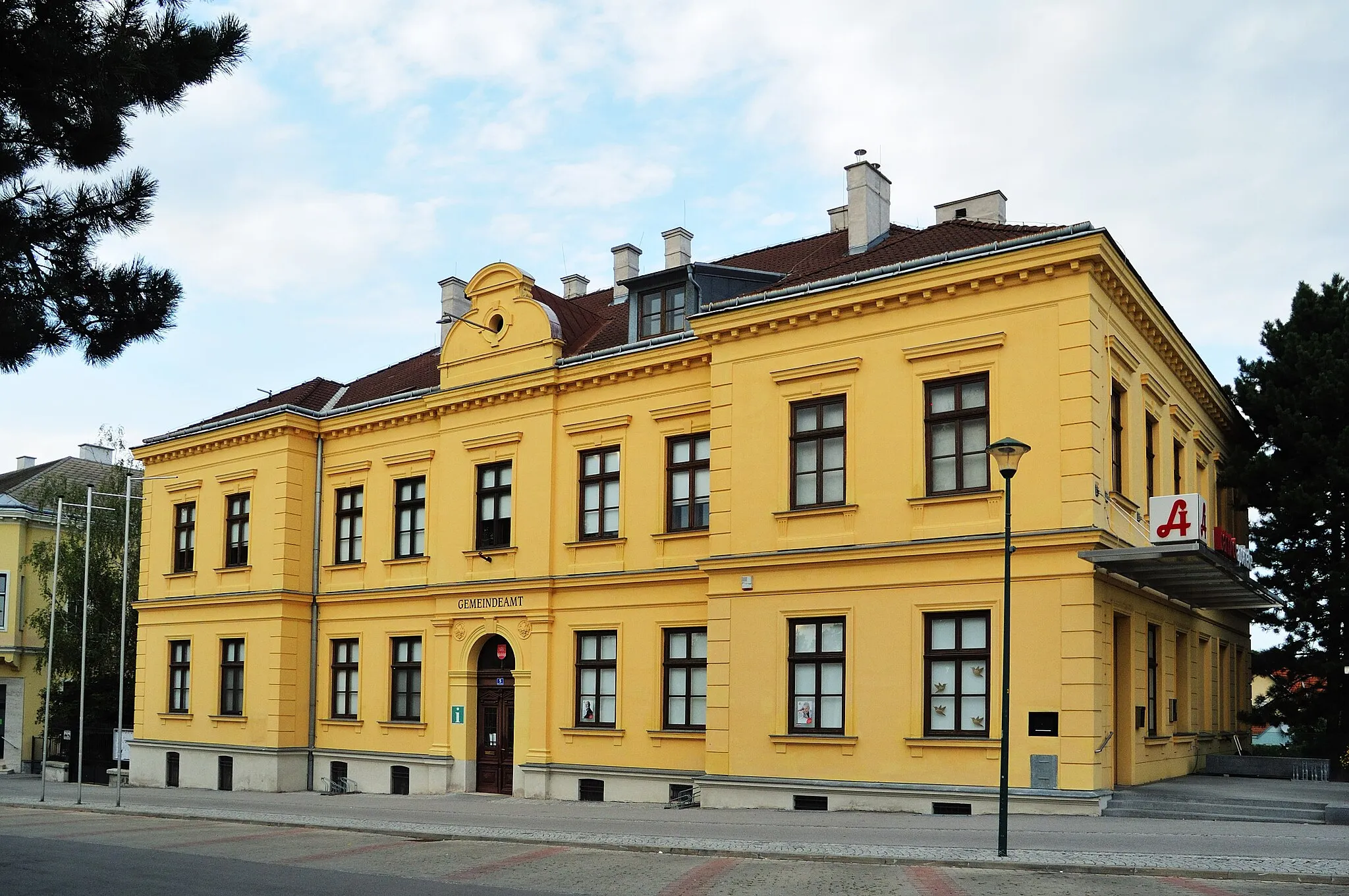 Photo showing: Municipal office in Bruckneudorf, Burgenland, Austria