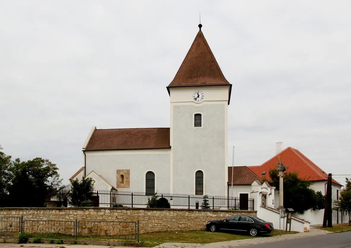 Photo showing: Die katholische Pfarrkirche hl. Jakobus d. Ä. in der burgenländischen Gemeinde Gols.