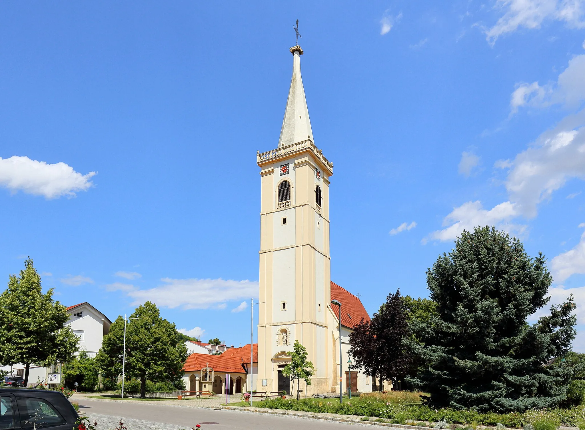 Photo showing: Die spätgotische röm.-kath. Pfarrkirche hl. Johannes d. Täufer mit Kirchplatz in der burgenländischen Marktgemeinde Großhöflein. Der vorgelagerte, viergeschossige Westturm mit Lisenengliederung wurde 1675 angebaut.