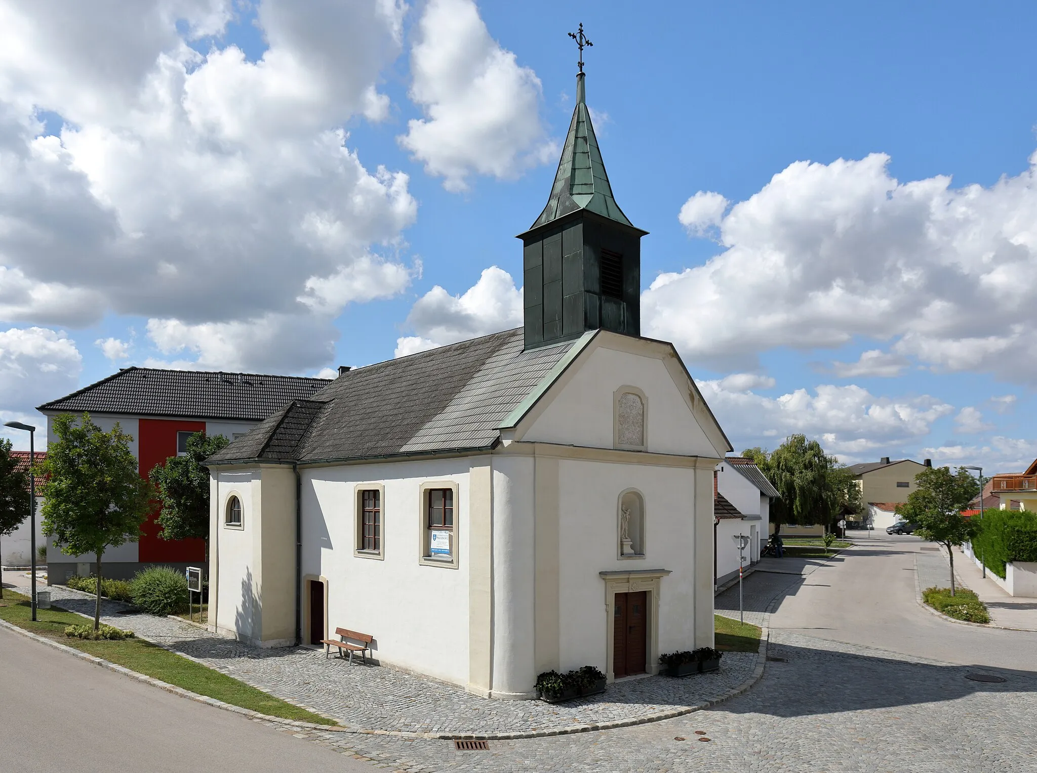 Photo showing: Die Antonikapelle in der burgenländischen Marktgemeinde Großhöflein. Der kleine Barockbau mit Querschiff, einer flach geschlossenen Apsis mit abgeschrägten Ecken und einem Dachreiter mit Spitzhelm wurde von der Fürstin Maria Octavia Esterházy 1730 gestiftet und 1767 geweiht.