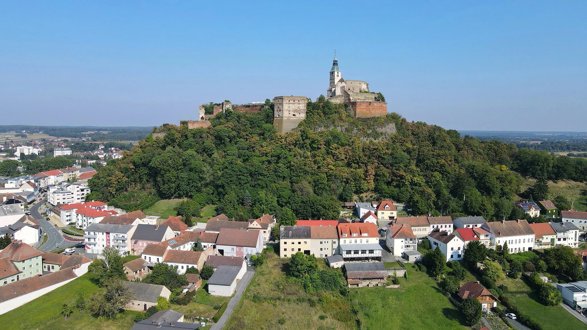 Photo showing: West view of Güssing, Austria.