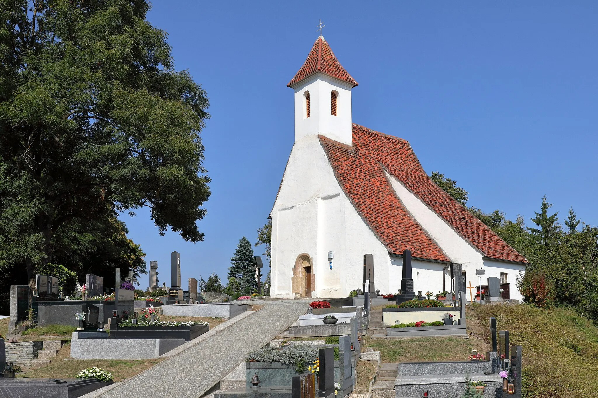 Photo showing: South view of the parish church in Güssing, Burgenland, Austria.