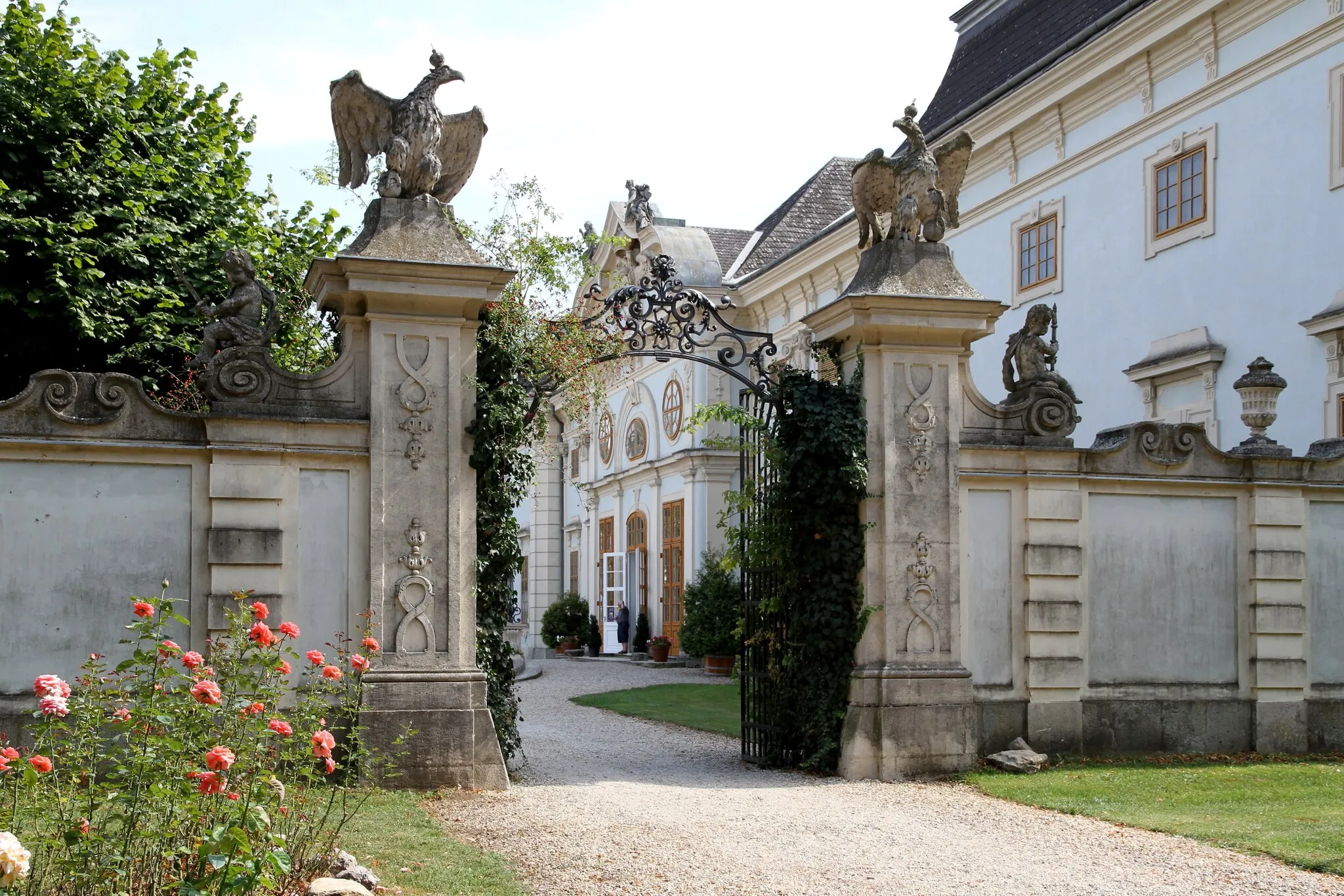 Photo showing: Das westseitige Portal und der Hauptbau des Schlosses Halbturn.