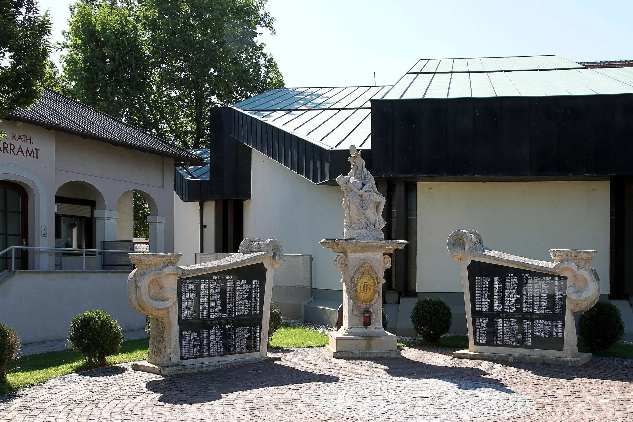Photo showing: Denkmal an die Vermissten und Gefallenen des I. und II. Weltkrieges in der burgenländischen Gemeinde Illmitz.