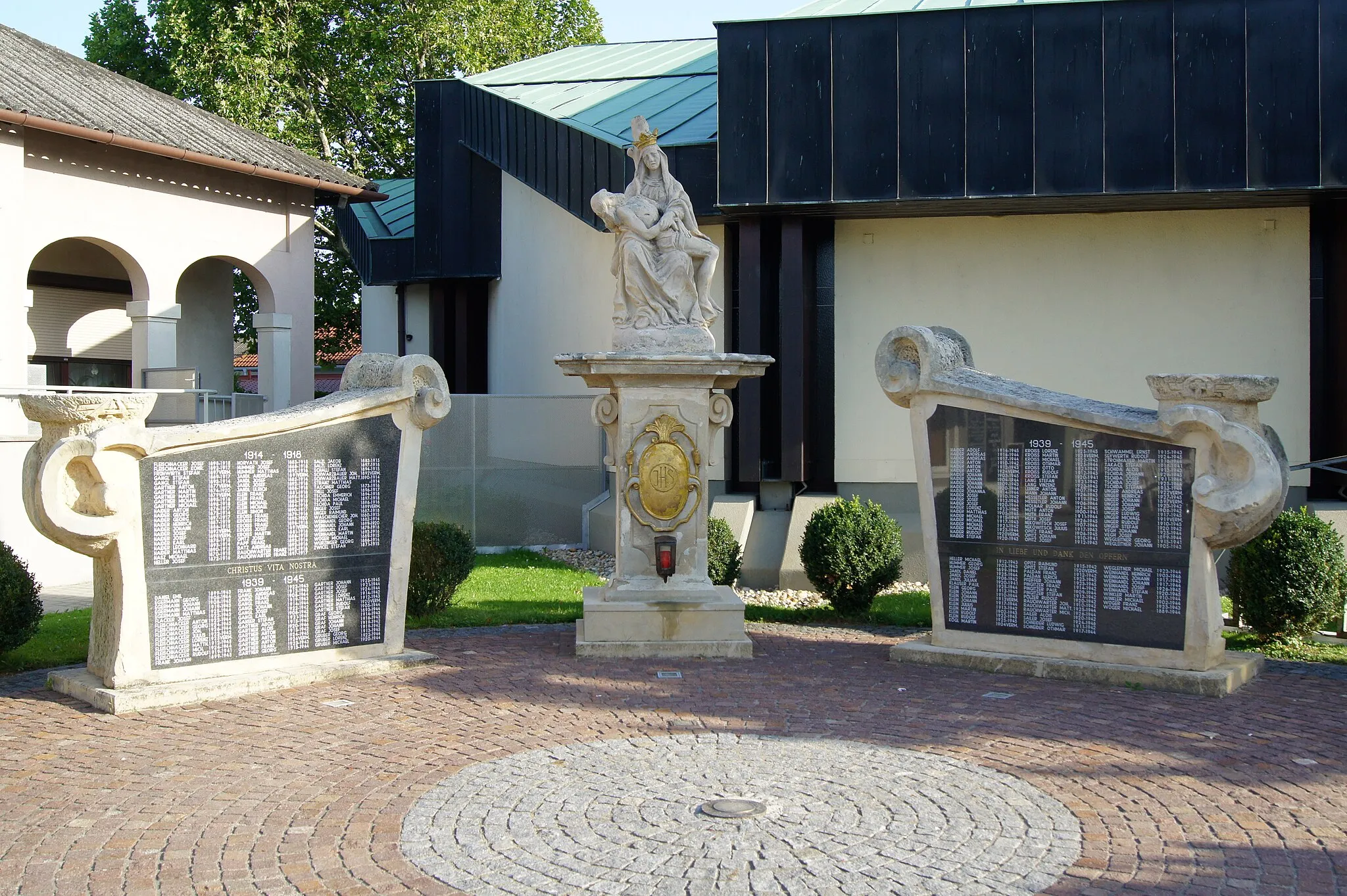 Photo showing: Kriegerdenkmal, Pietà