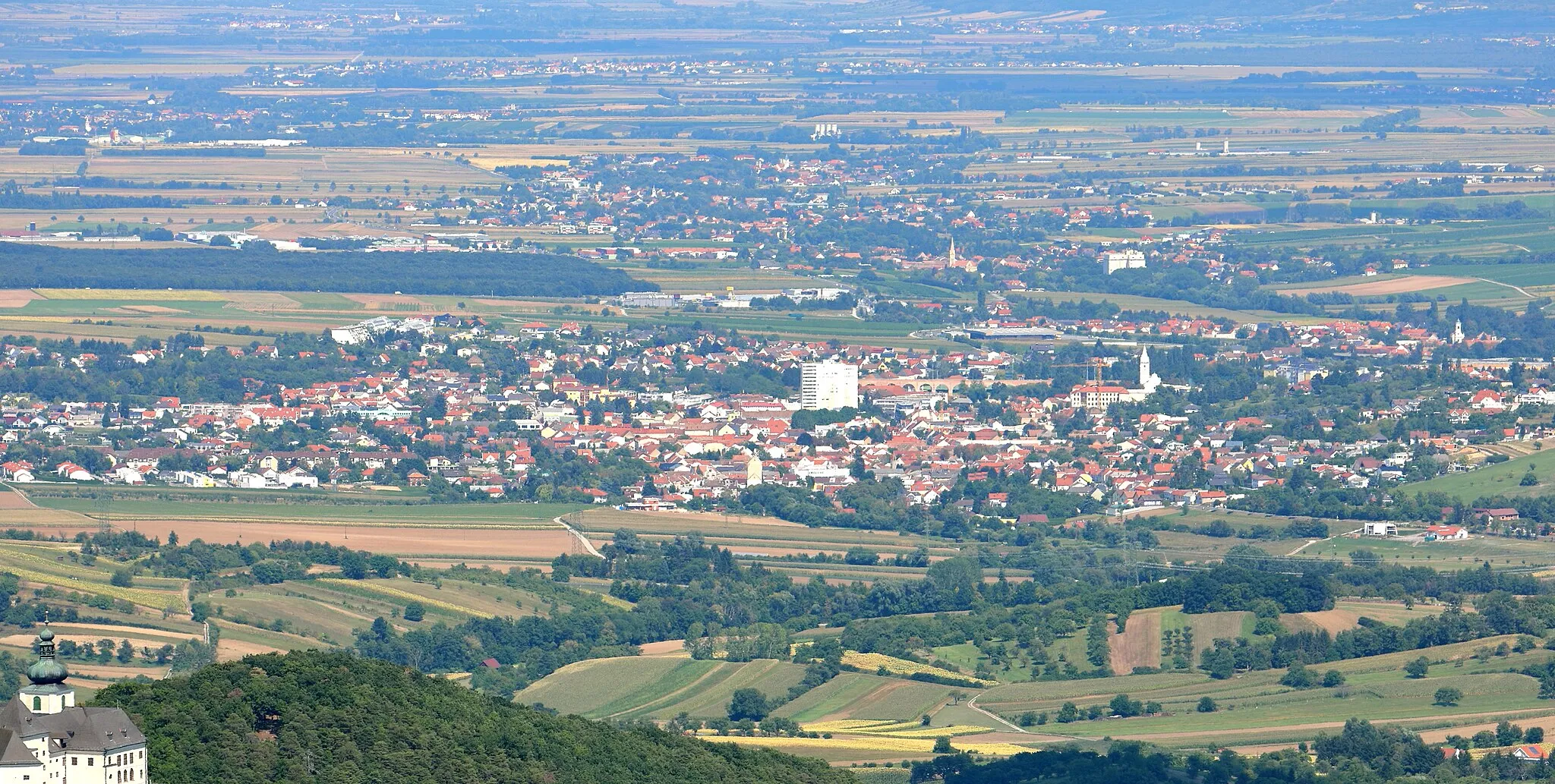 Photo showing: Fernansicht vom 748 m hohen Heuberg bzw. Südwestansicht der burgenländischen Stadtgemeinde Mattersburg.