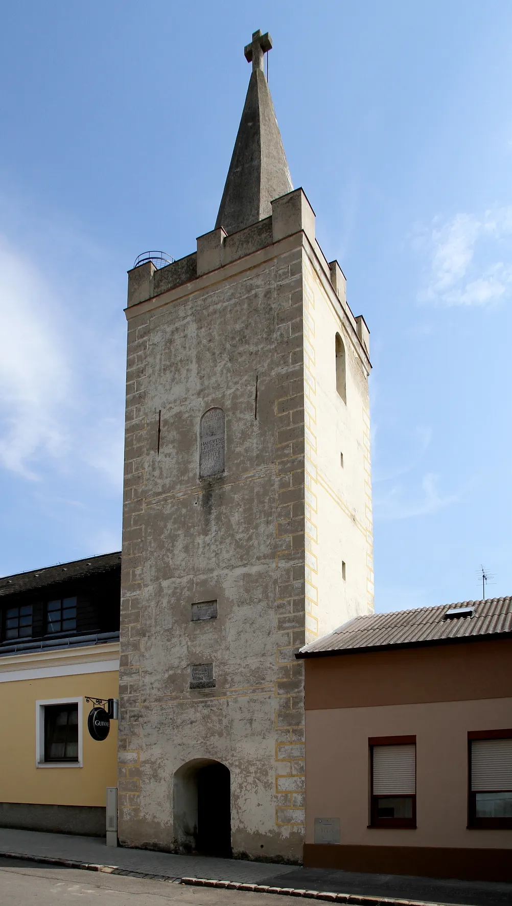 Photo showing: Der Wehrturm, auch Glockenturm bezeichnet, in der burgenländischen Gemeinde Mönchhof.
