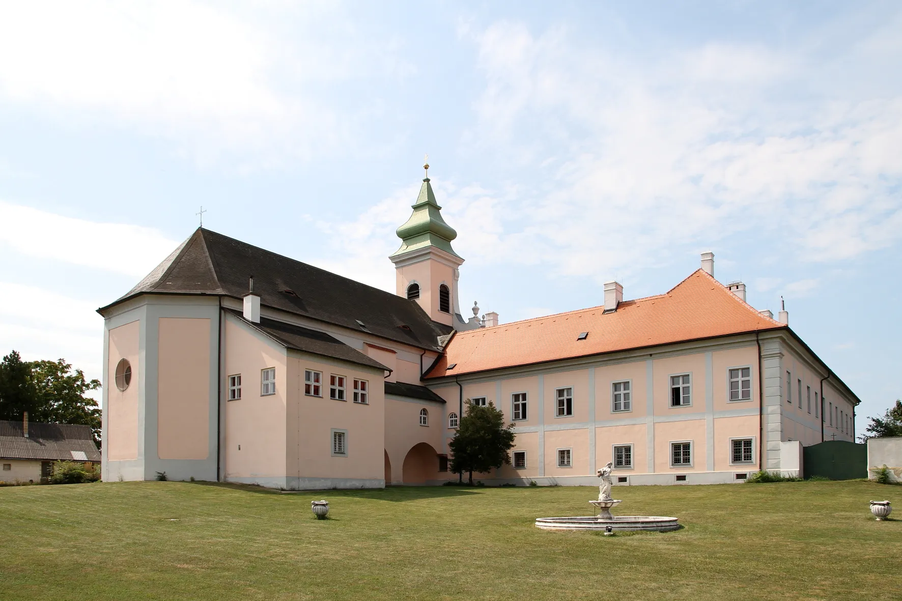 Photo showing: Das ehemalige Kloster in der burgenländischen Gemeinde Mönchhof.
