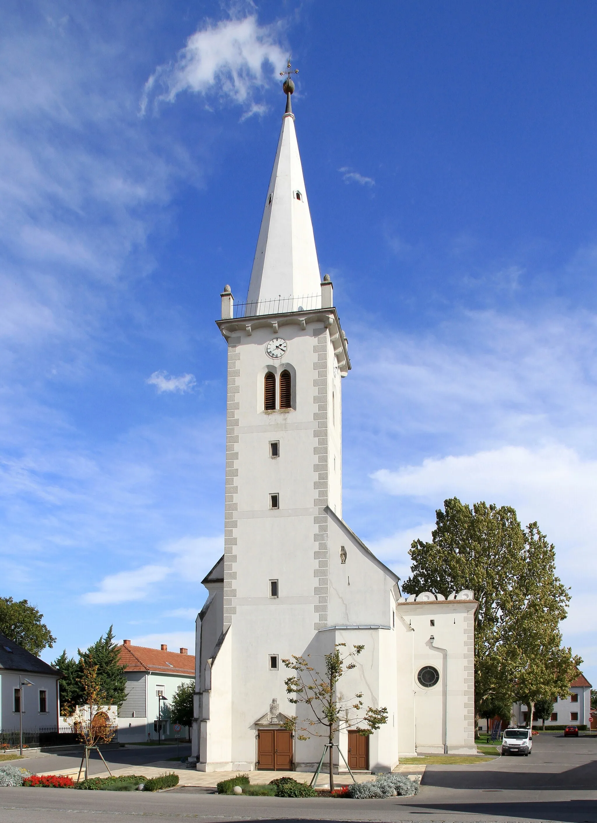 Photo showing: Katholische Pfarrkirche hl. Geist in der burgenländischen Marktgemeinde Neckenmarkt. Ursprünglich eine Wehrkirche, die 1642 barockisiert wurde, mit vorgestelltem viergeschossigen Westturm, der im Kern mittelalterlich ist.