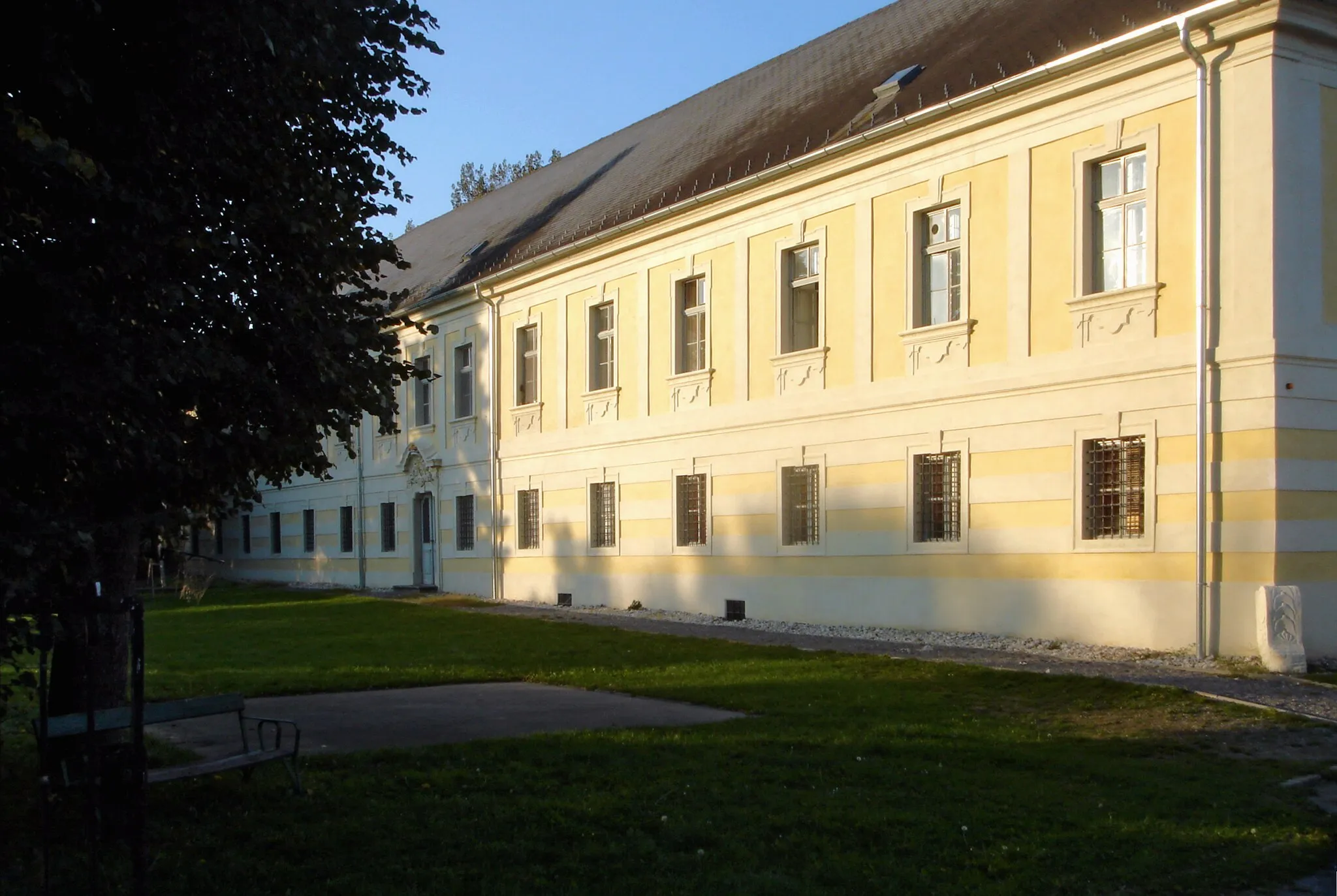 Photo showing: Neudörfl, Leithagasthaus (Mitte des 17. Jh.), heute Flüchtlingsquartier der Caritas