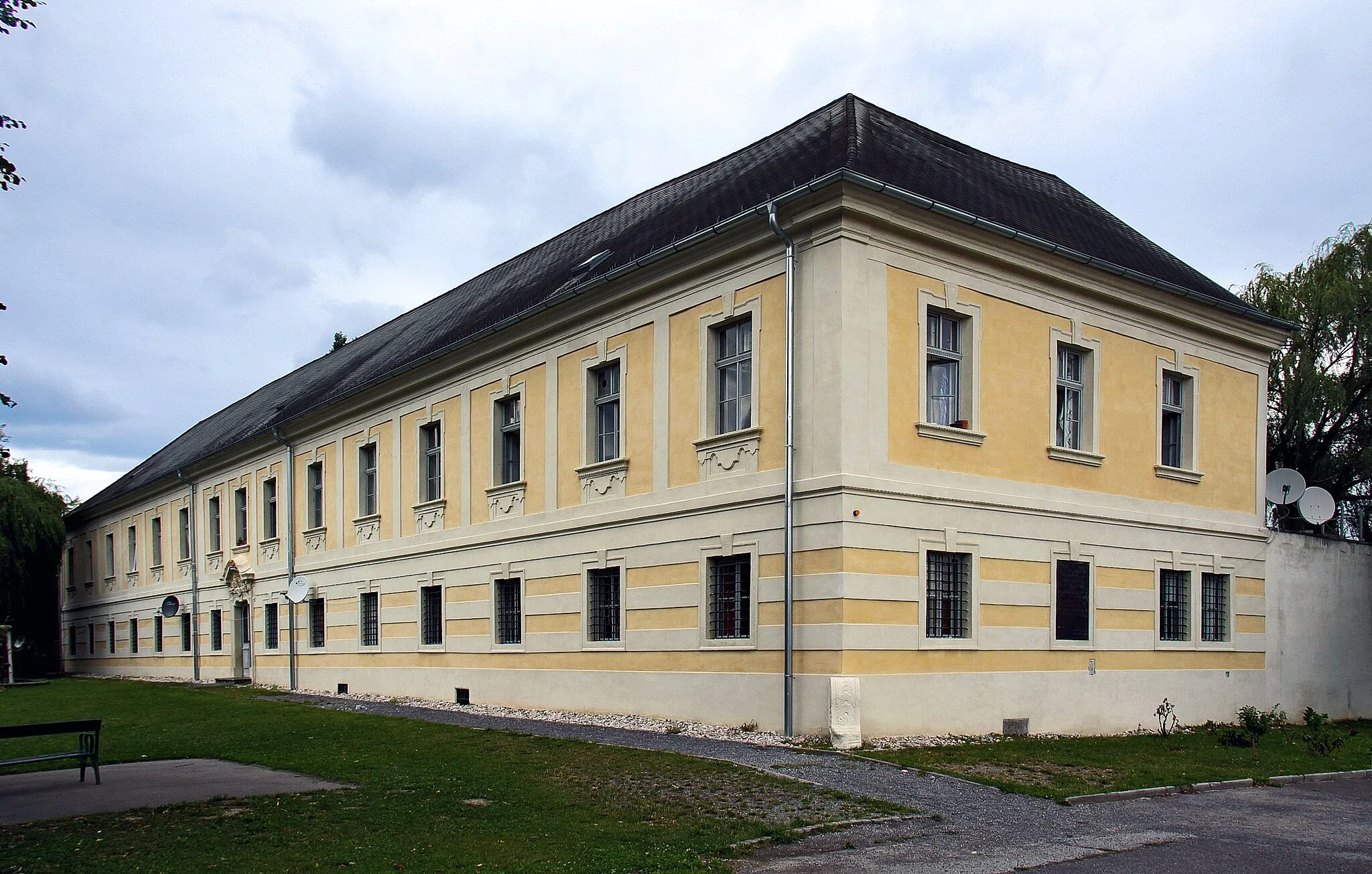 Photo showing: Former Esterházy castle - Neudörfl