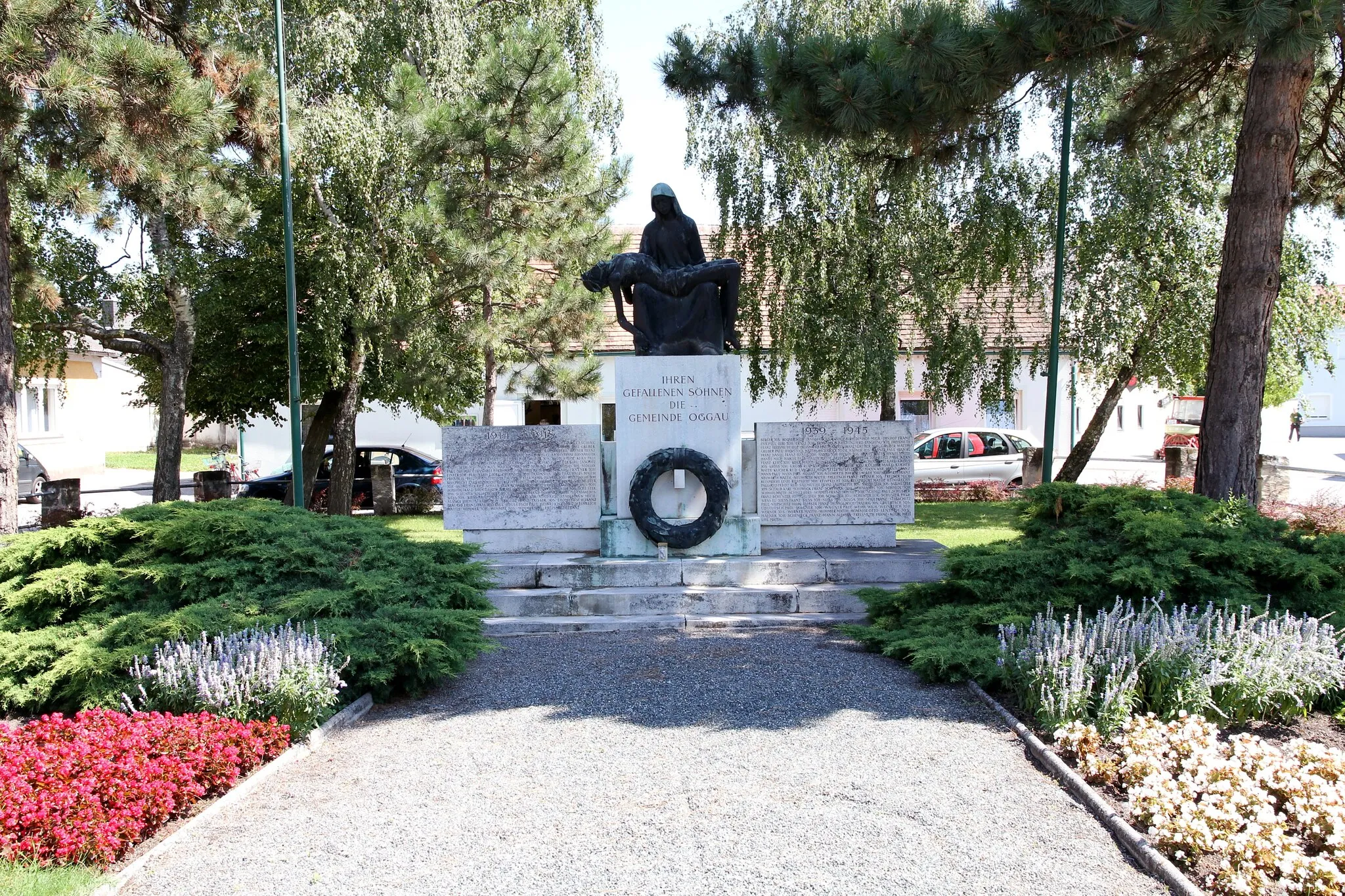 Photo showing: Das Soldatendenkmal in der burgenländischen Marktgemeinde Oggau am Neusiedler See.