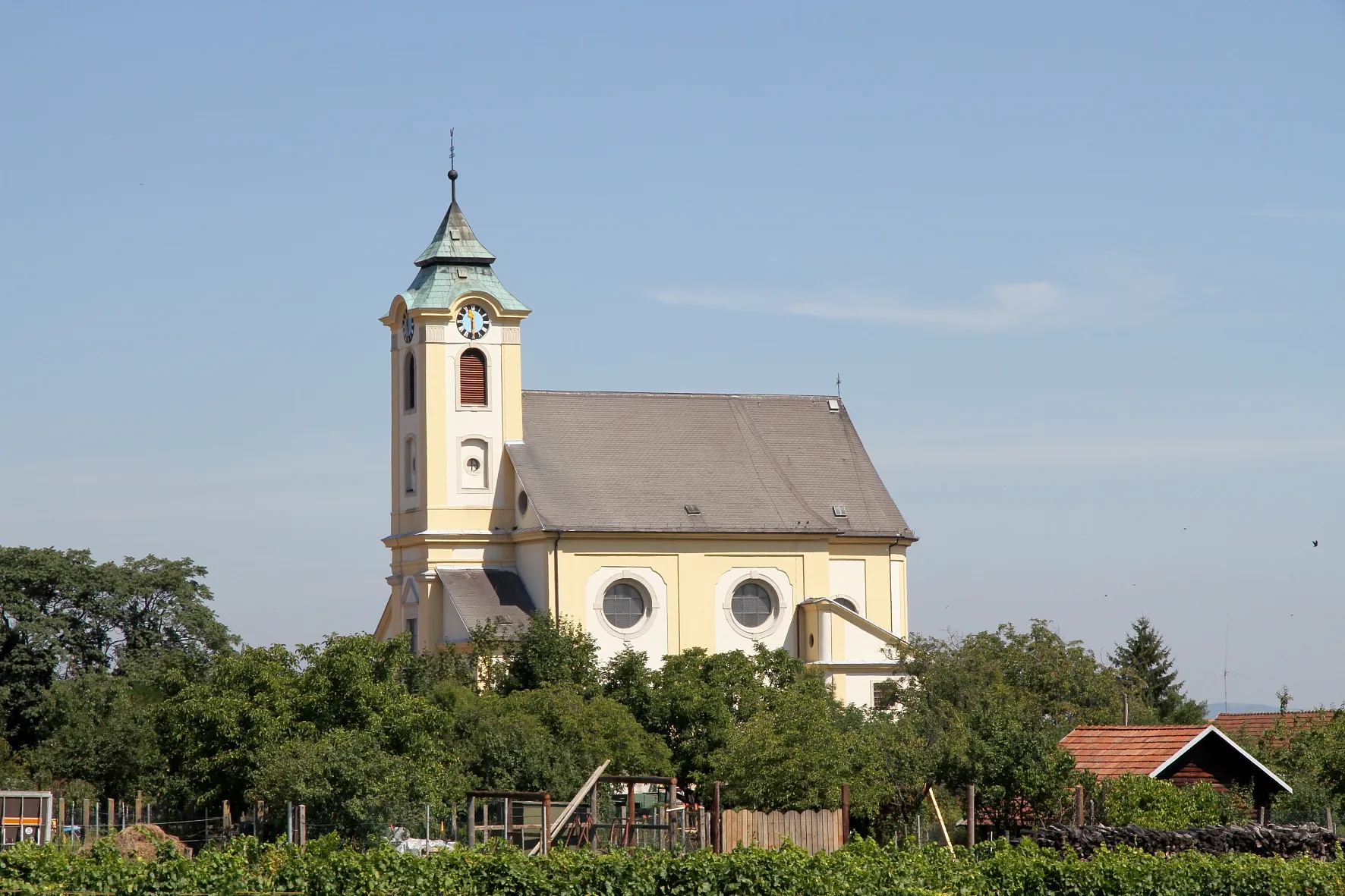 Photo showing: Die kath. Pfarrkirche Hll. Dreifaltigkeit, Simon und Judas in der burgenländischen Marktgemeinde Oggau am Neusiedler See.