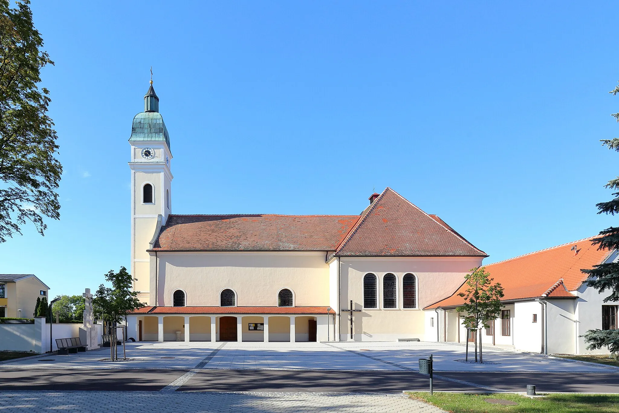 Photo showing: Südansicht der röm.-kath. Pfarrkirche Zur Kreuzerhöhung der burgenländischen Gemeinde Pamhagen. Die Kirche wurde von 1745 bis 1754 errichtet. Unter Pfarrer Mathias Sandhofer erfolgte Mitte der 1950er Jahre eine Erweiterung und ein Umbau der Kirche.