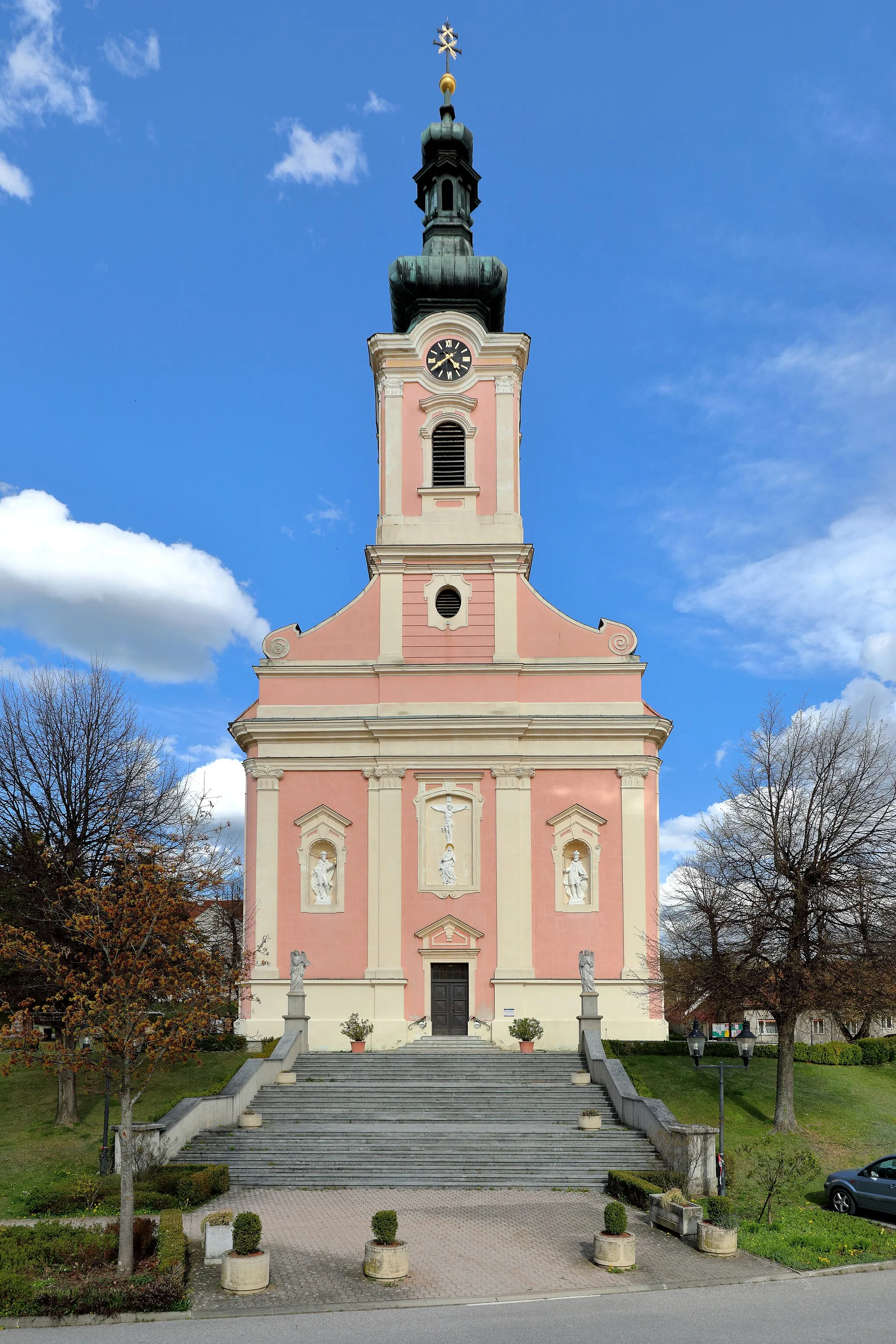 Photo showing: Front of the parish church in Pinkafeld, Austria.