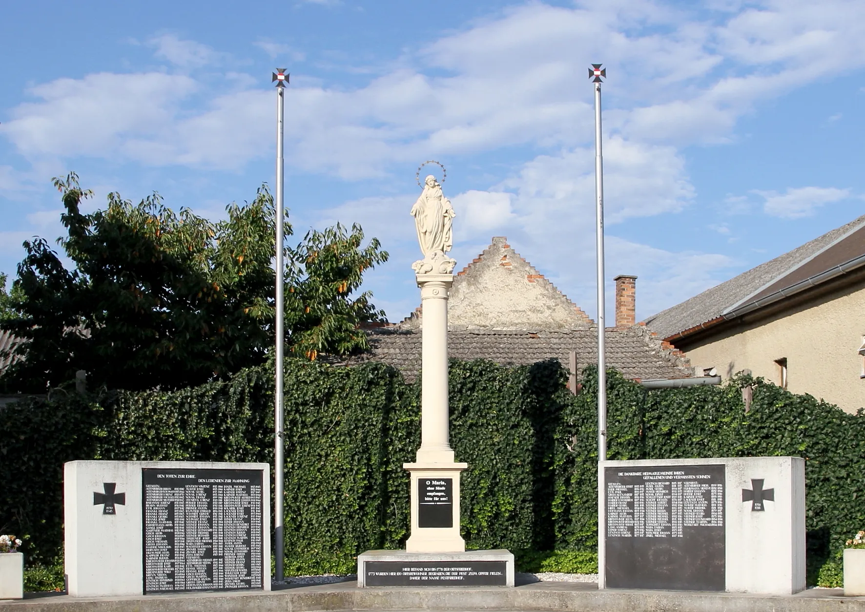 Photo showing: Das Soldatendenkmal in der burgenländischen Gemeinde Podersdorf. Im Zentrum eine denkmalgeschützte Immaculatasäule.