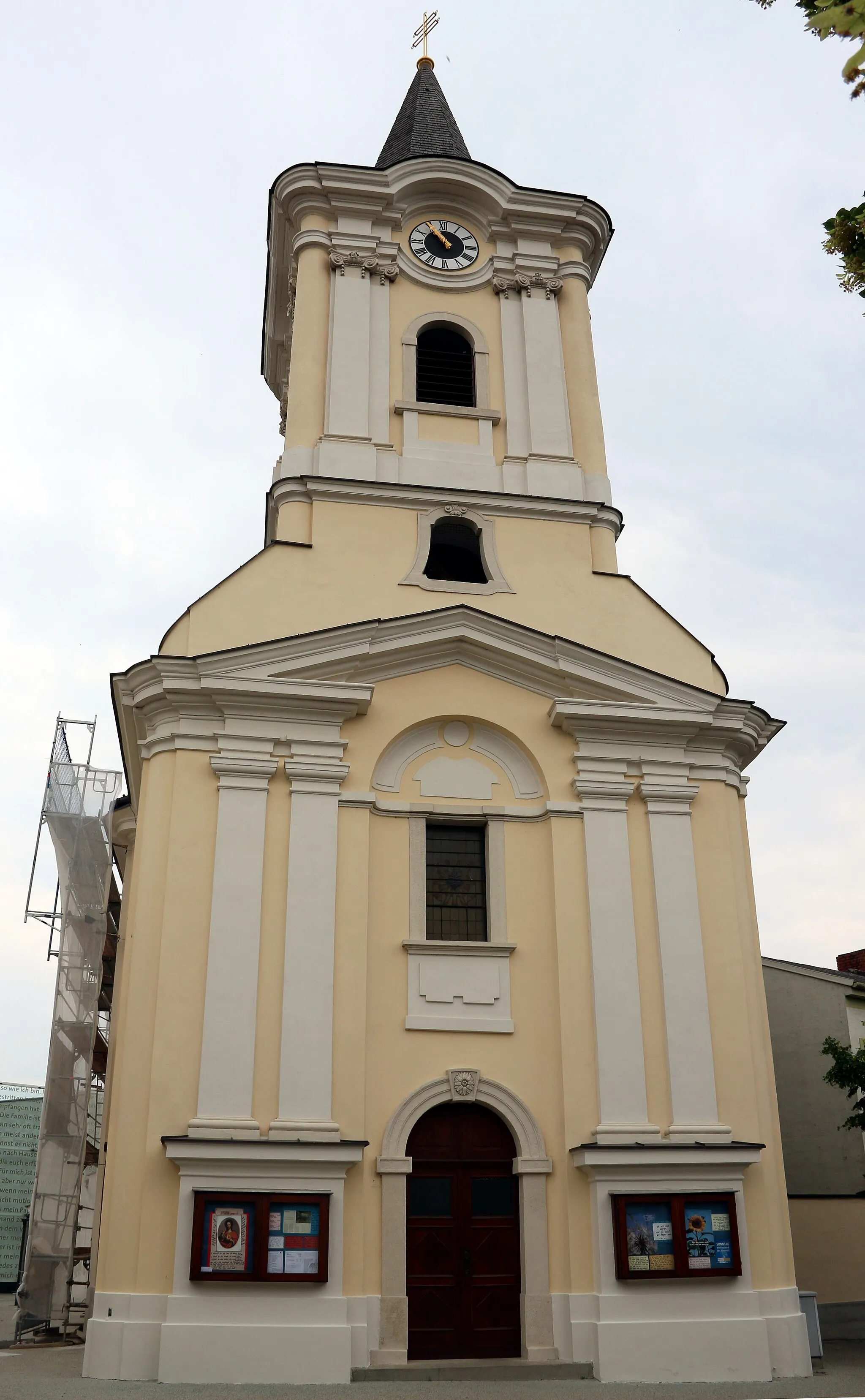 Photo showing: Kath. Pfarrkirche hl. Katharina in Podersdorf am See, Burgenland.