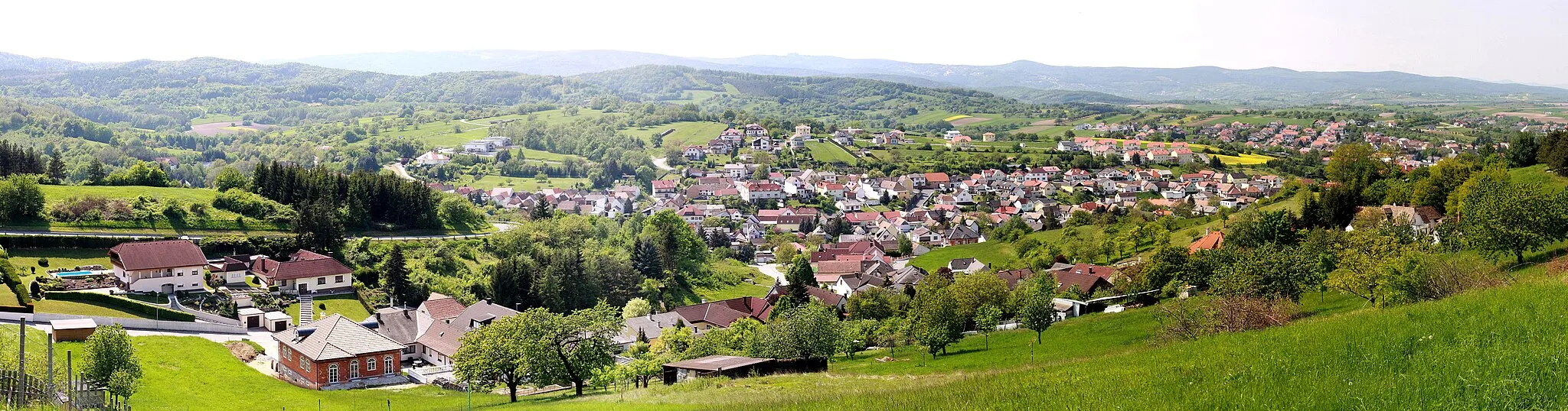 Photo showing: Rohrbach bei Mattersburg - Panoramabild der Gemeinde (zusammengesetzt aus 7 Einzelbildern mit Autostitch)