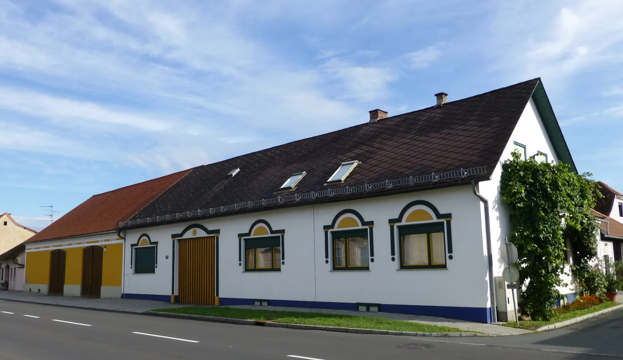 Photo showing: Traditional houses, renovated, main road E66, Rudersdorf, South-Burgenland, Austria. Near House # 26 (road other side).