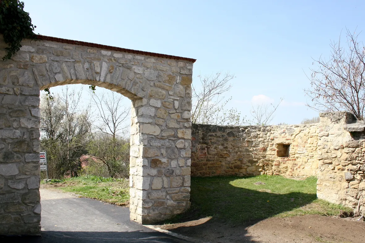 Photo showing: Die Befestigungsmauer um das Kloster und der Kirche in Wimpassing an der Leitha.