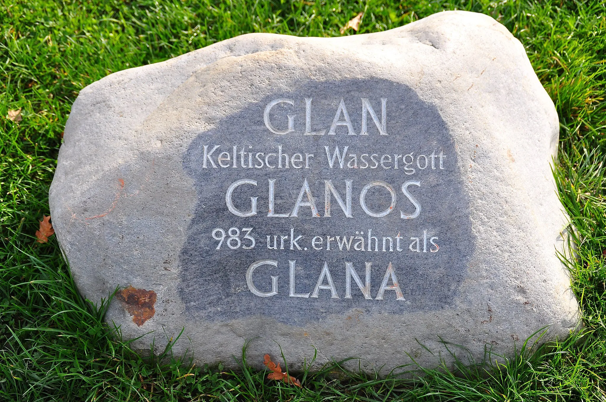 Photo showing: Inscribed stone for the honour of the Celtic God “Glanos” in the Glanpark along the Glan river, the Grete Bittner Street and the Feschnig street in 9th district “Annabichl” of Klagenfurt, Carinthia, Austria