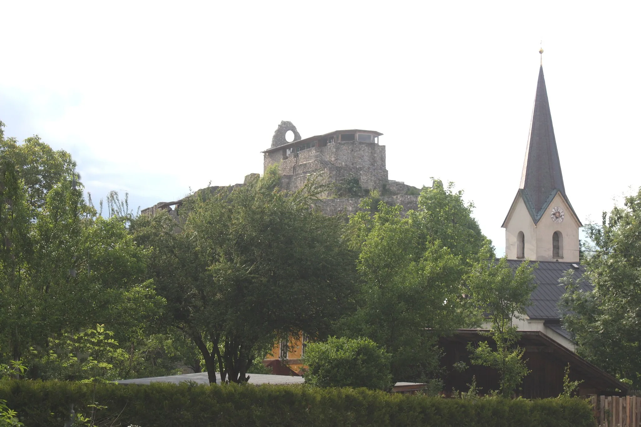 Photo showing: Arnoldstein, ruined monastery and tower of the St. Lambert Church