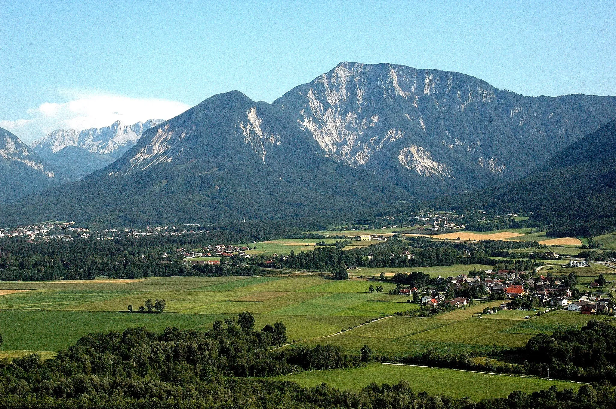 Photo showing: View of Kirschentheuer, Sechter and Ferlacher Horn, municipality Ferlach, district Klagenfurt Land, Carinthia, Austria, EU