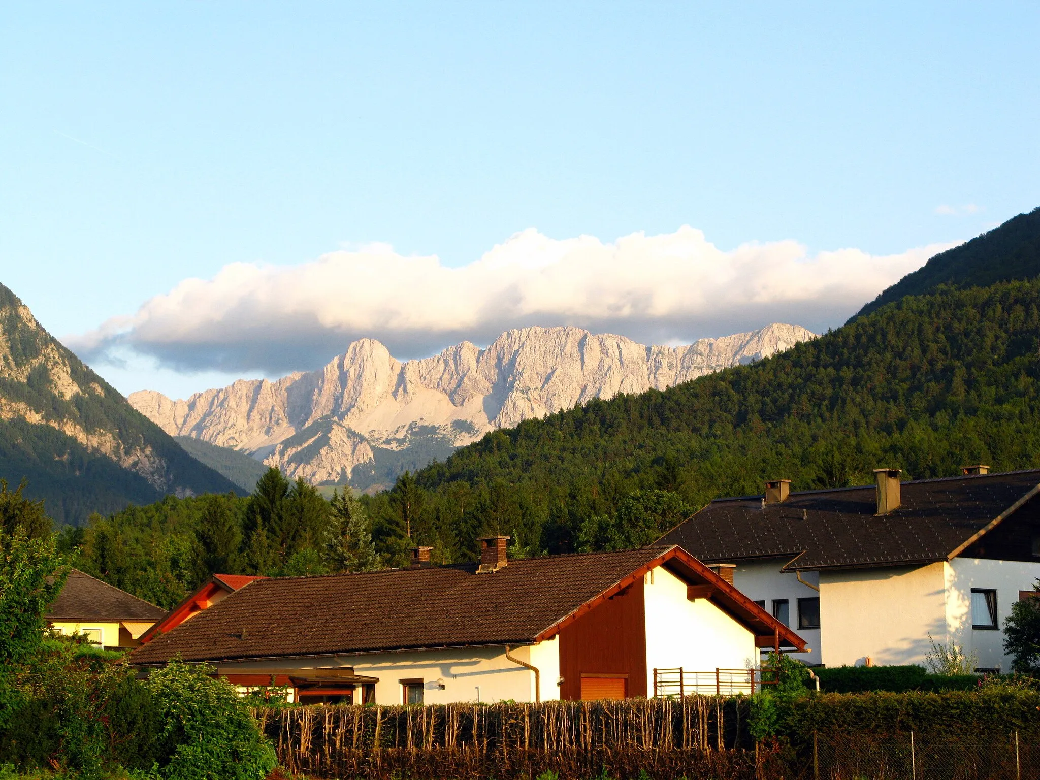 Photo showing: Chalk mountains in Ferlach / Carinthia / Austria / European Union. View from the southeast. In the right background the mountains Rauth and Matzen. Evening in the summer. In the foreground two houses, probably dating from the 1970s.