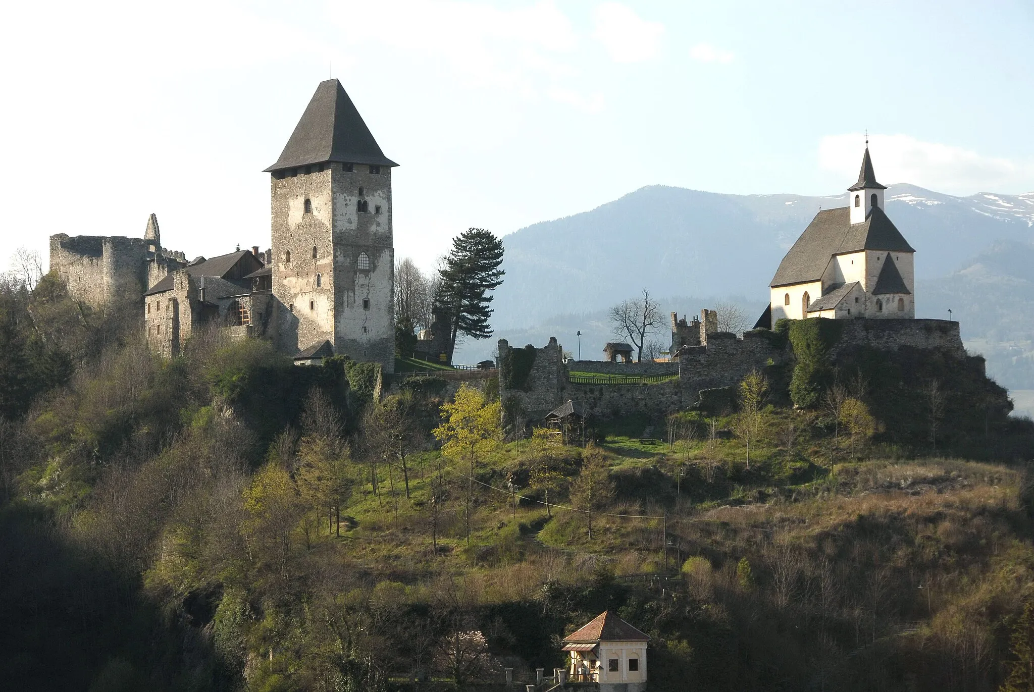 Photo showing: Castle ruin Petersberg (Peter´s mountain) with the 28 m high keep (sheltering the city museum) and Peter´s church, municipality Friesach, district Sankt Veit, Carinthia, Austria, EU