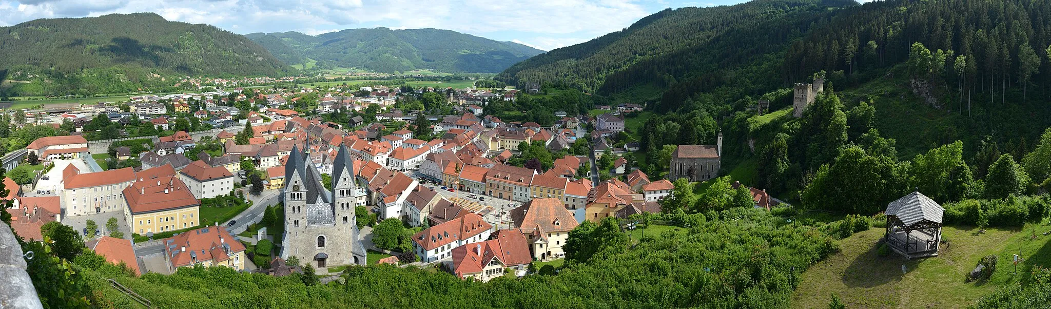 Photo showing: View from Petersberg at the parish church Saint Bartholomew and the main square in Friesach, municipality Friesach, district Sankt Veit an der Glan, Carinthia, Austria, EU