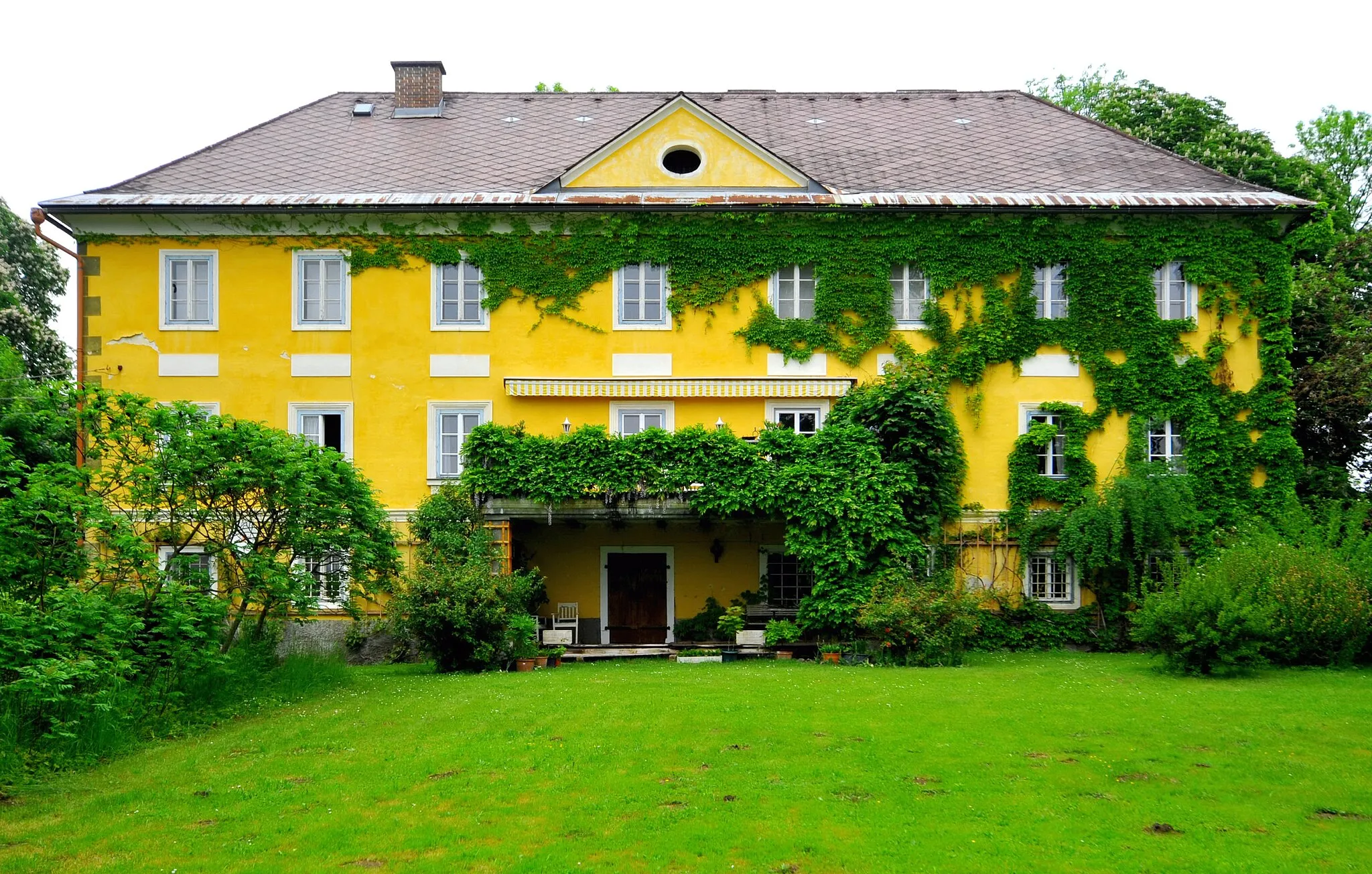 Photo showing: Manor-house "Farchernhof" on the Farchernhofweg #74, situated in the 15th district “Hörtendorf” of the Carinthian capital Klagenfurt on the Lake Woerth, Carinthia, Austria