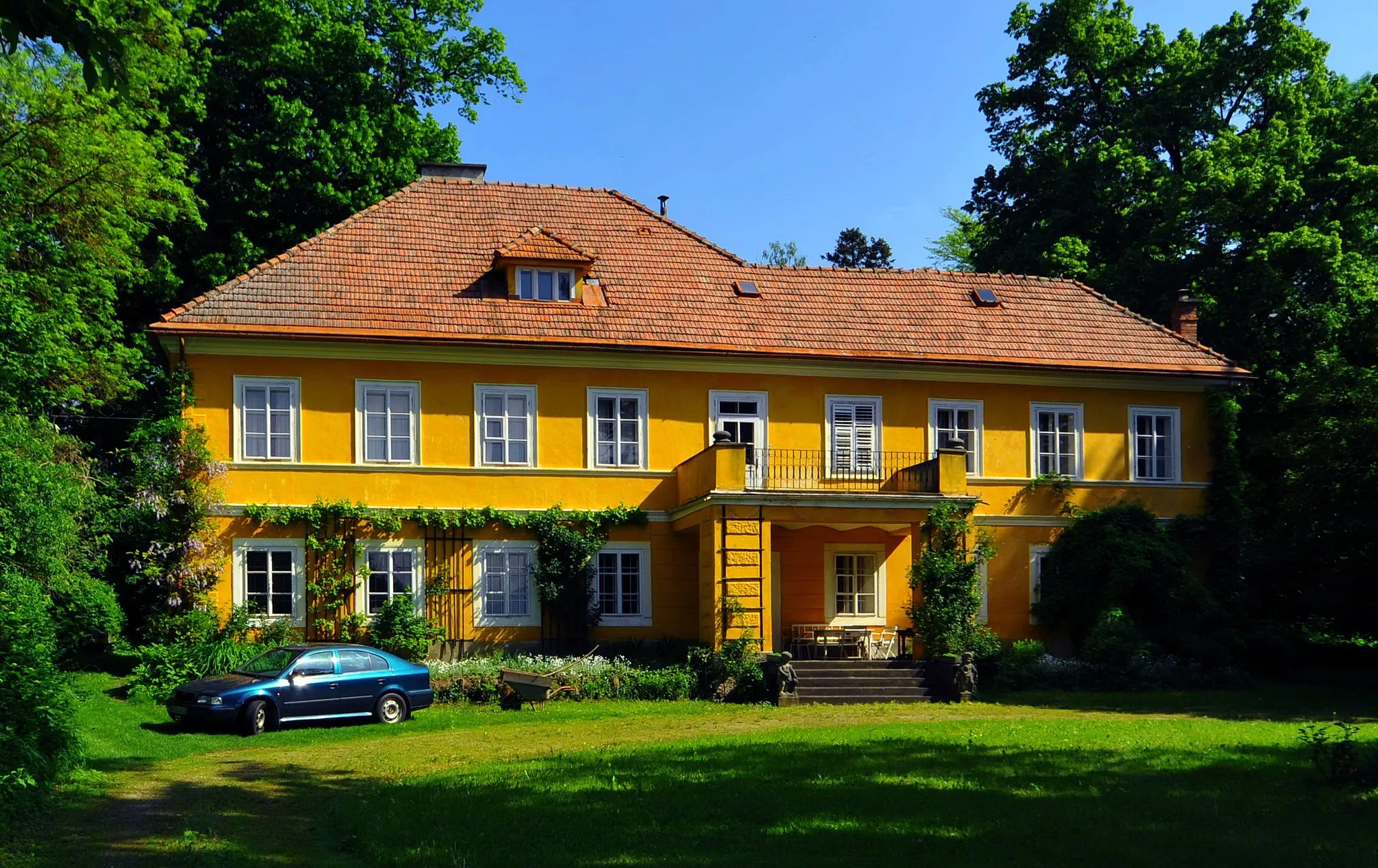 Photo showing: Manor “Herzoghof” on the Gottesbichlstrasse #2 at Blasendorf, situated in the 15th district “Hoertendorf” of the Carinthian capital Klagenfurt on the Lake Woerth, Carinthia, Austria