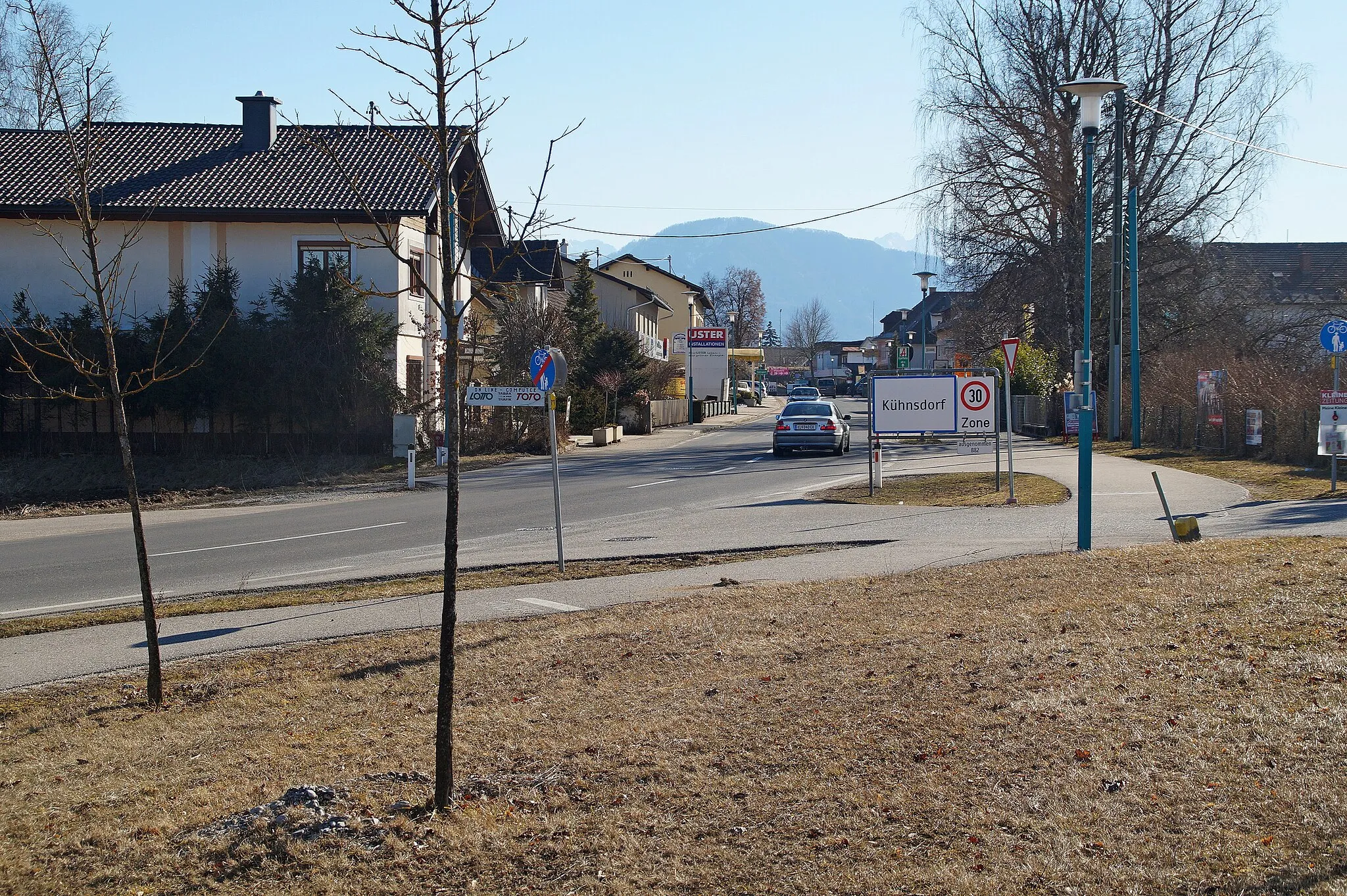 Photo showing: Ortsdurchfahrt Kühnsdorf, Blick von Kühnsdorf Nord entlang der Seeberg Straße B82 nach Süden. Eberndorf, Kärnten, Österreich.