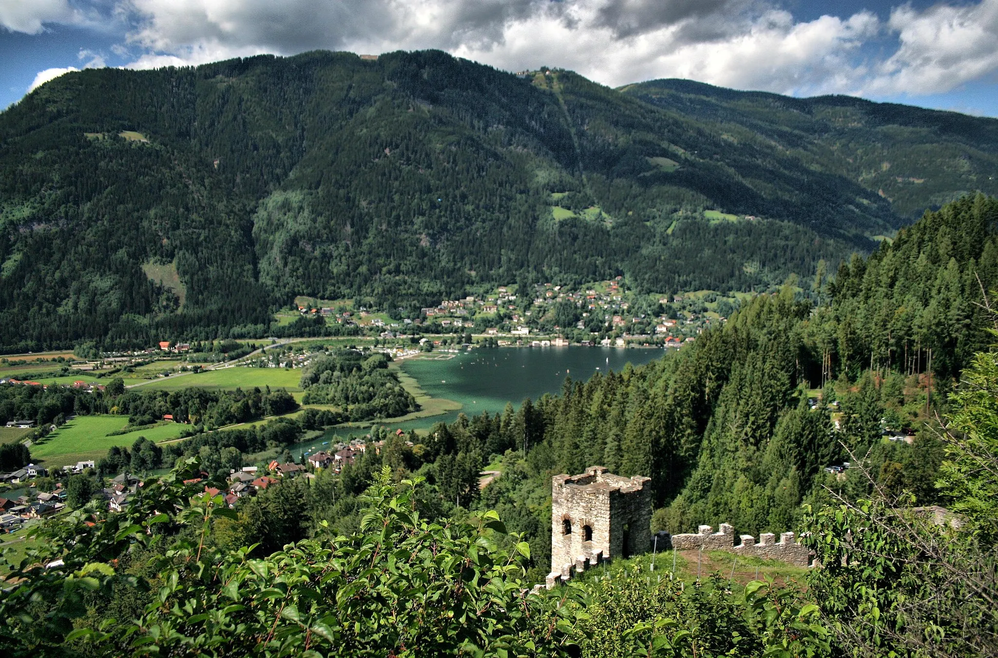 Photo showing: Westufer des Ossiachersees; im Vordergrund: Burgruine Landskron und der Ort St. Andrä im Stadtgebiet von Villach; im Hintergrund der Ort Annenheim in der Gemeinde Treffen am Fuße der Gerlitzen