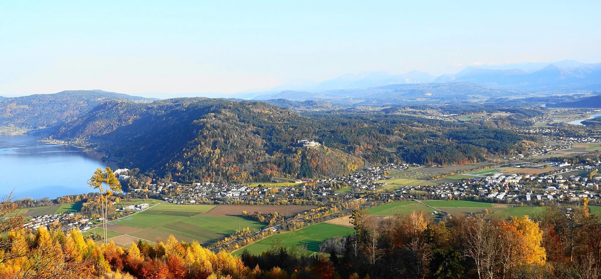 Photo showing: Oswaldiberg Blick Richtung SO zur Burgruine Landskron und Ossiachersee, Kärnten, Österreich, EU