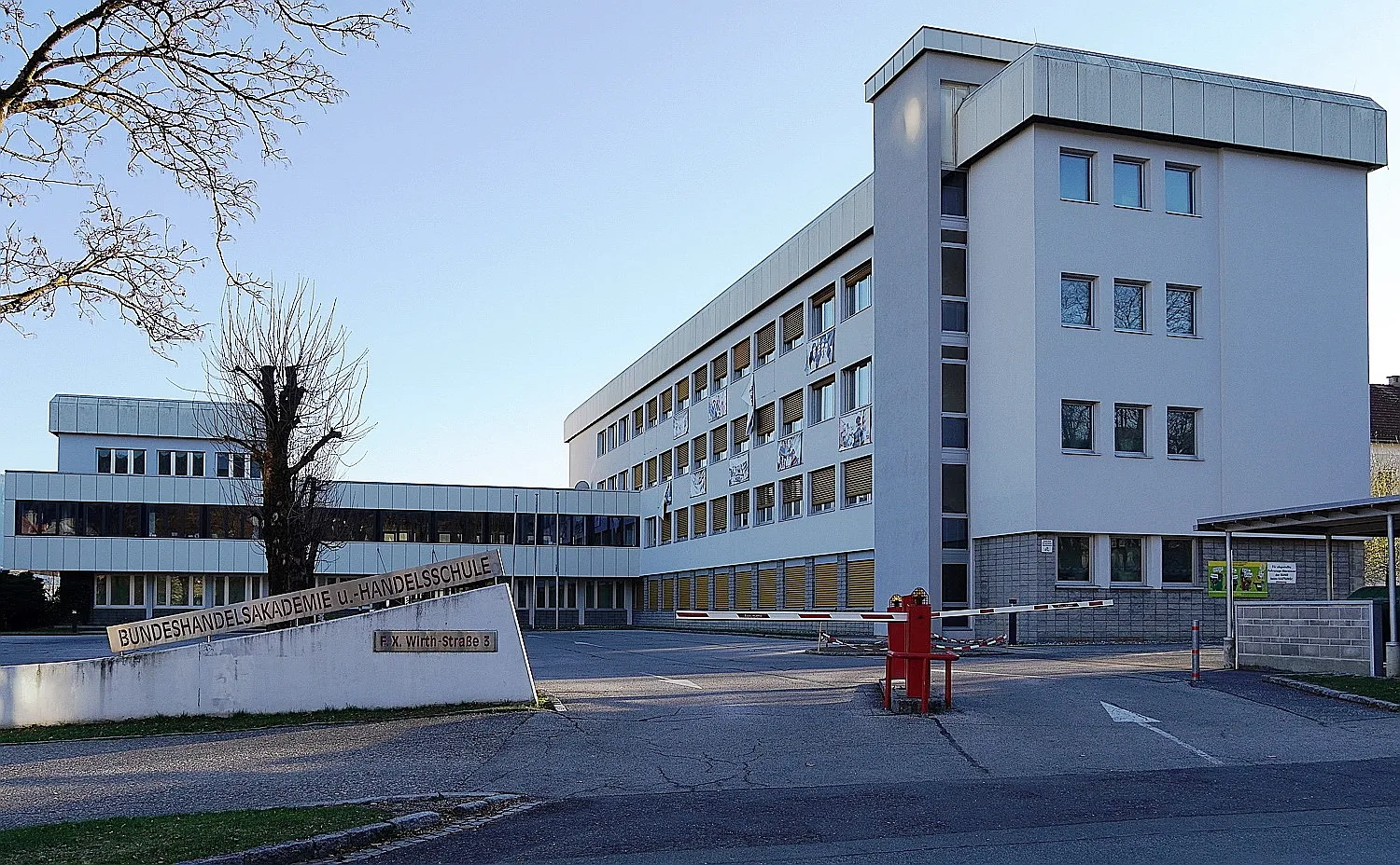 Photo showing: BHAK Bundeshandelsakademie und Handelsschule in der  F.X. Wirthstraße 3, Villach Lind, Kärnten, Österreich, Europäische Union