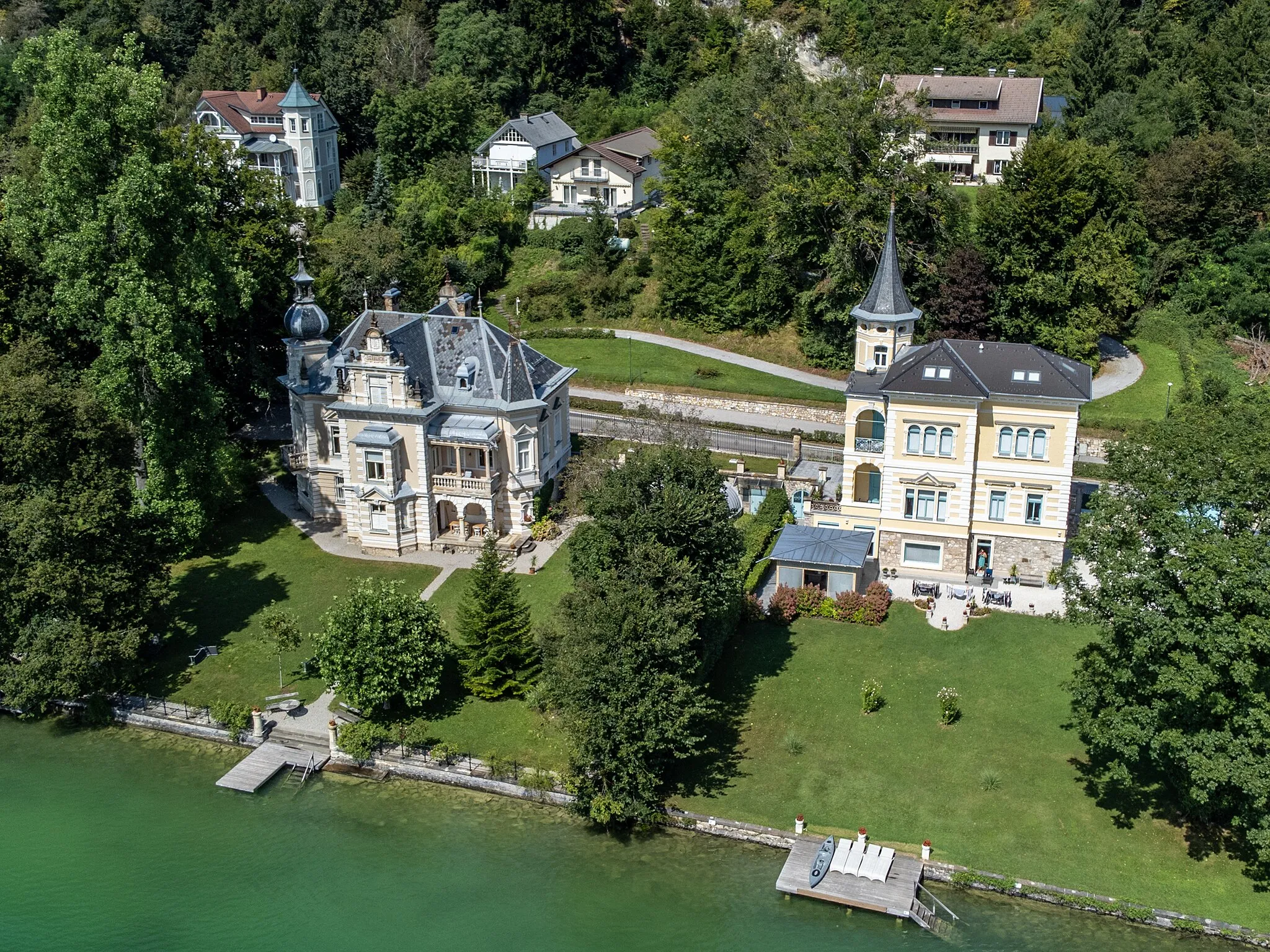 Photo showing: Panoramaansicht der Villa Seeblick (Links 1888) und Villa Seewarte (Rechts 1893) von Architekt Josef Victor Fuchs, in Pörtschach am Wörthersee, Hauptstraße 241 & 243