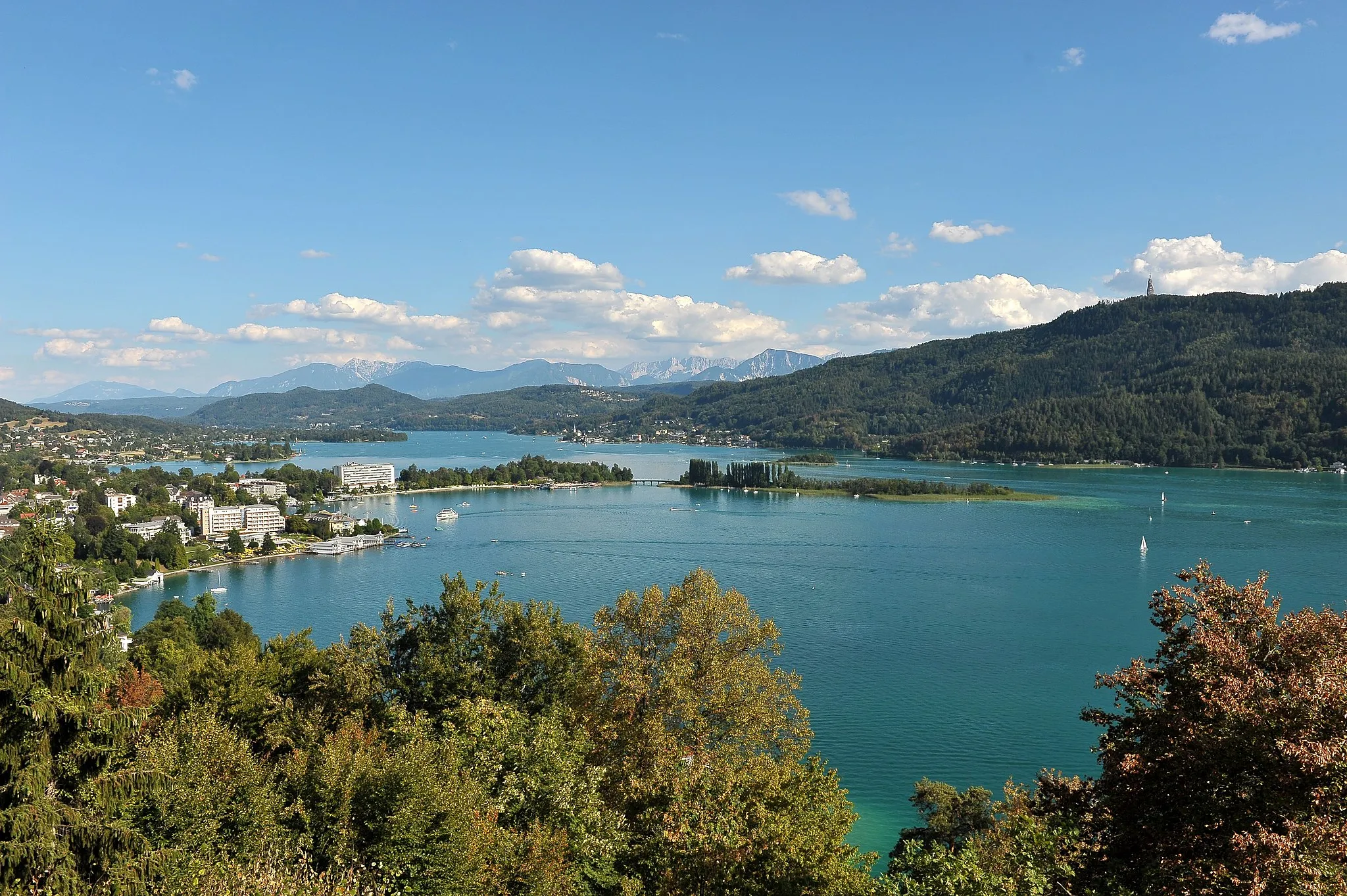 Photo showing: View from the High Gloriette at the peninsula, municipality Poertschach on the Lake Woerth, district Klagenfurt Land, Carinthia / Austria / EU